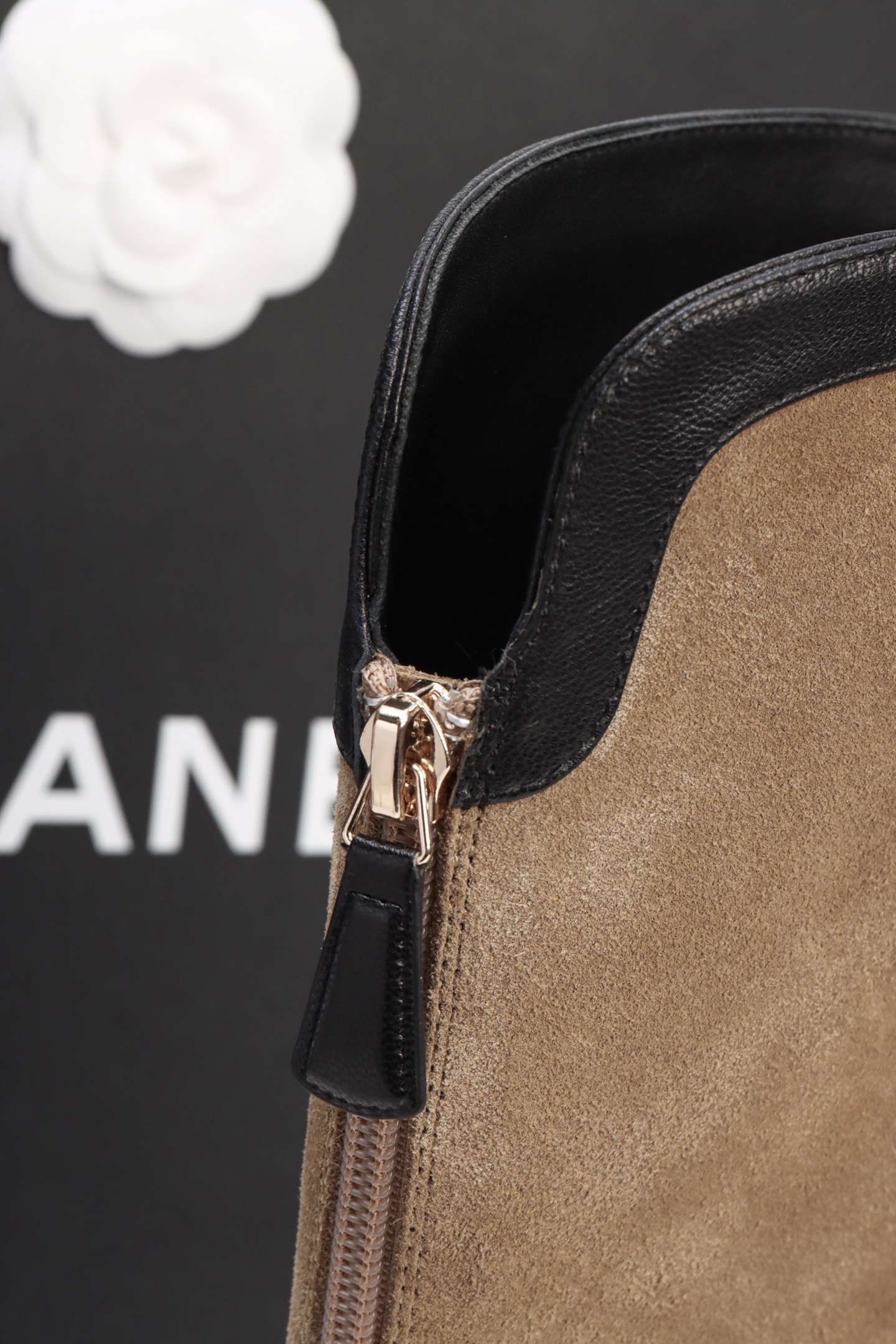 Сапоги женские Chanel Riding Boots бежево-чёрного цвета