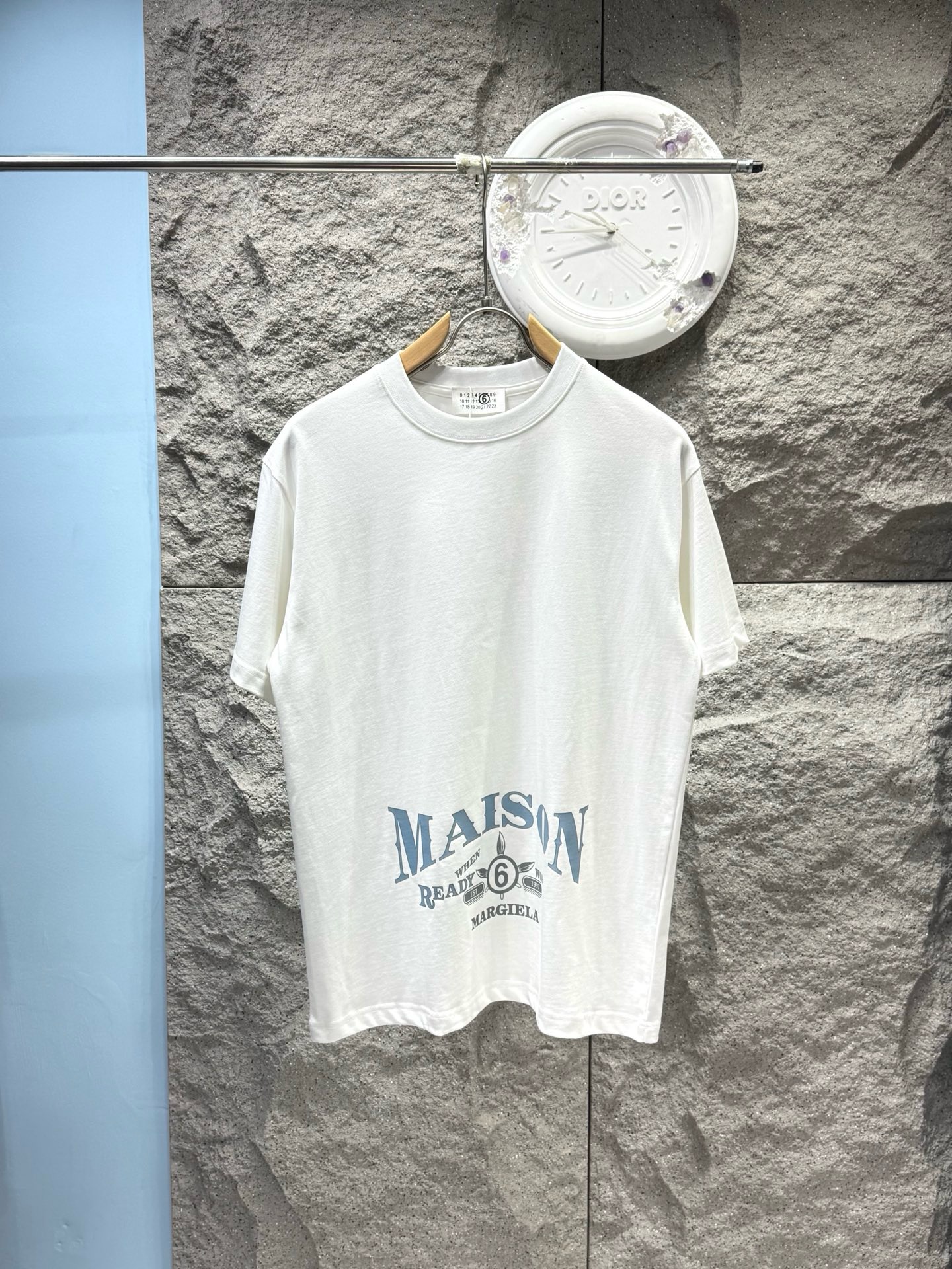 Футболка Maison Margiela MM6 белого цвета с принтом Maison 6