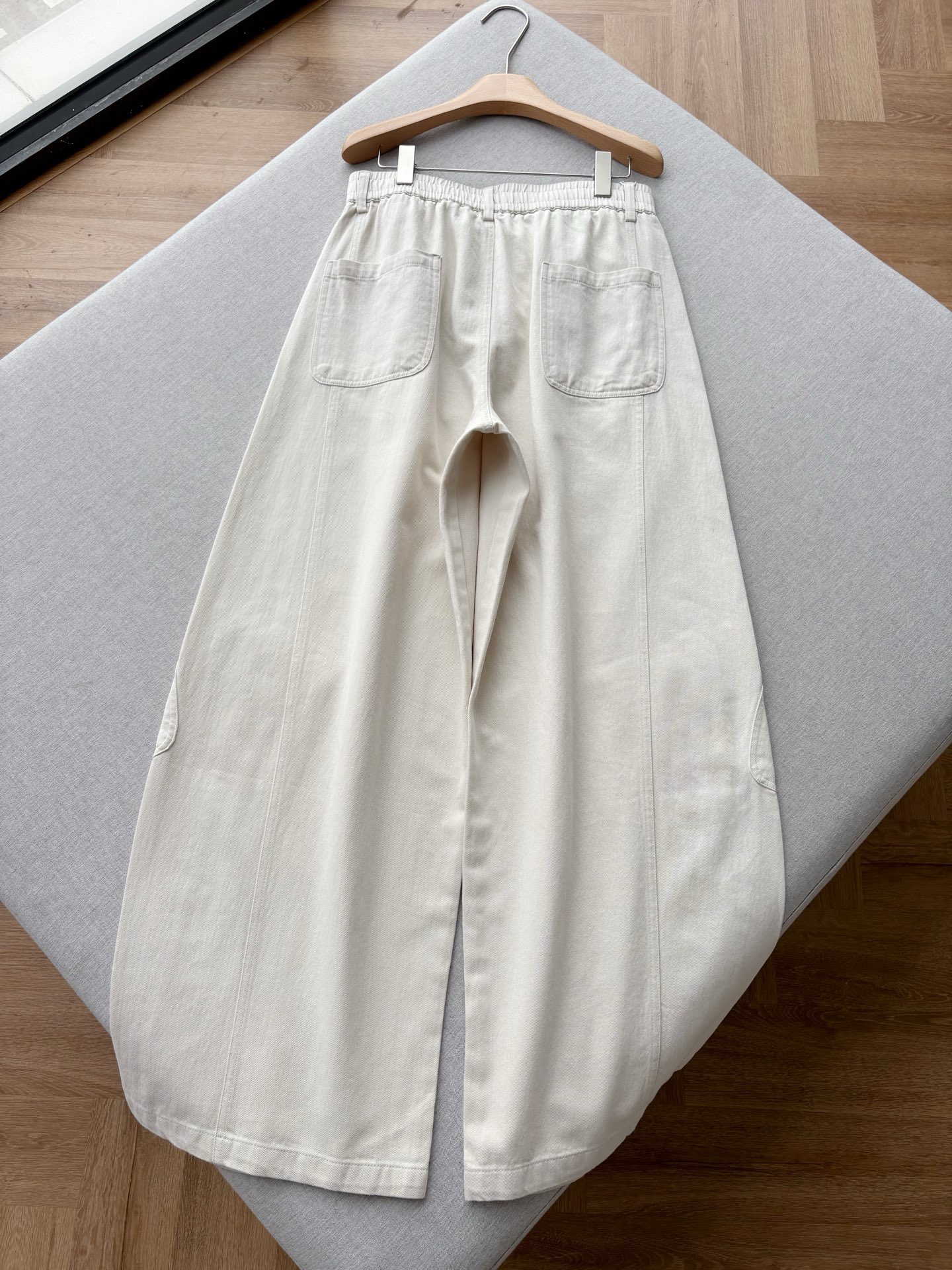 Брюки мужские в стиле Bottega Veneta хлопковые прямого кроя чёрного и бежевого цвета