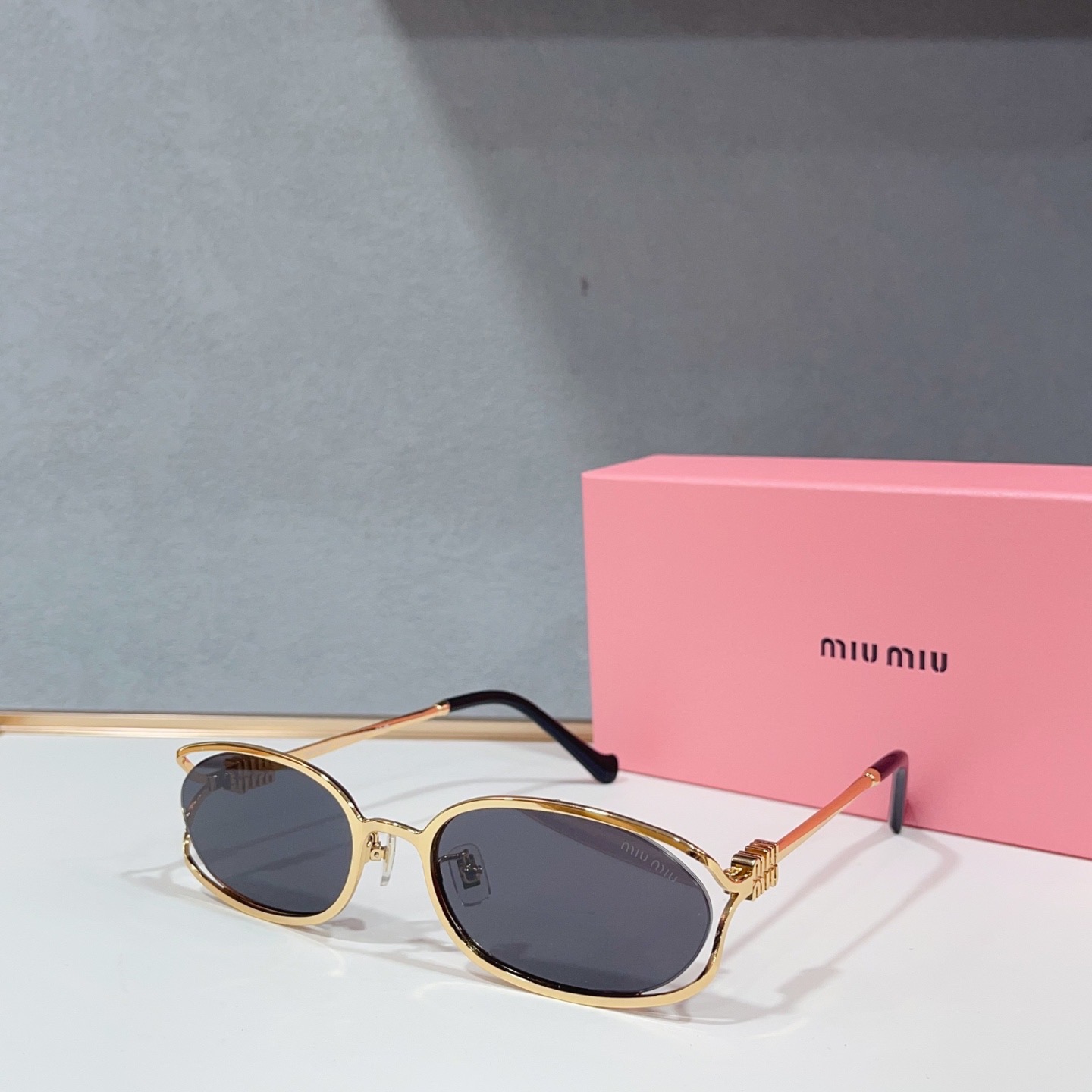 Очки солнцезащитные женские в стиле Miu Miu овальной формы