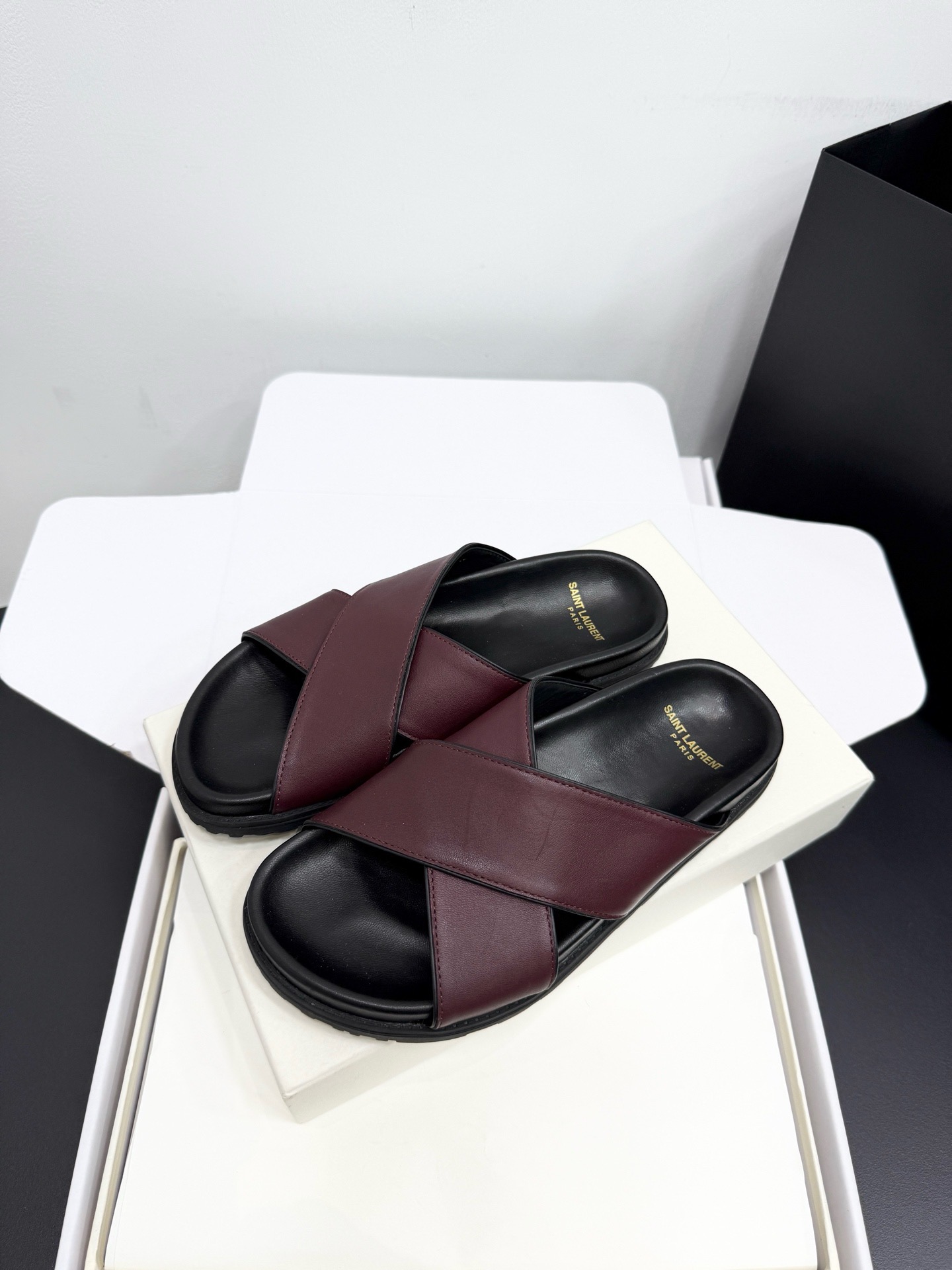 Шлепанцы женские в стиле Saint Laurent бордового цвета