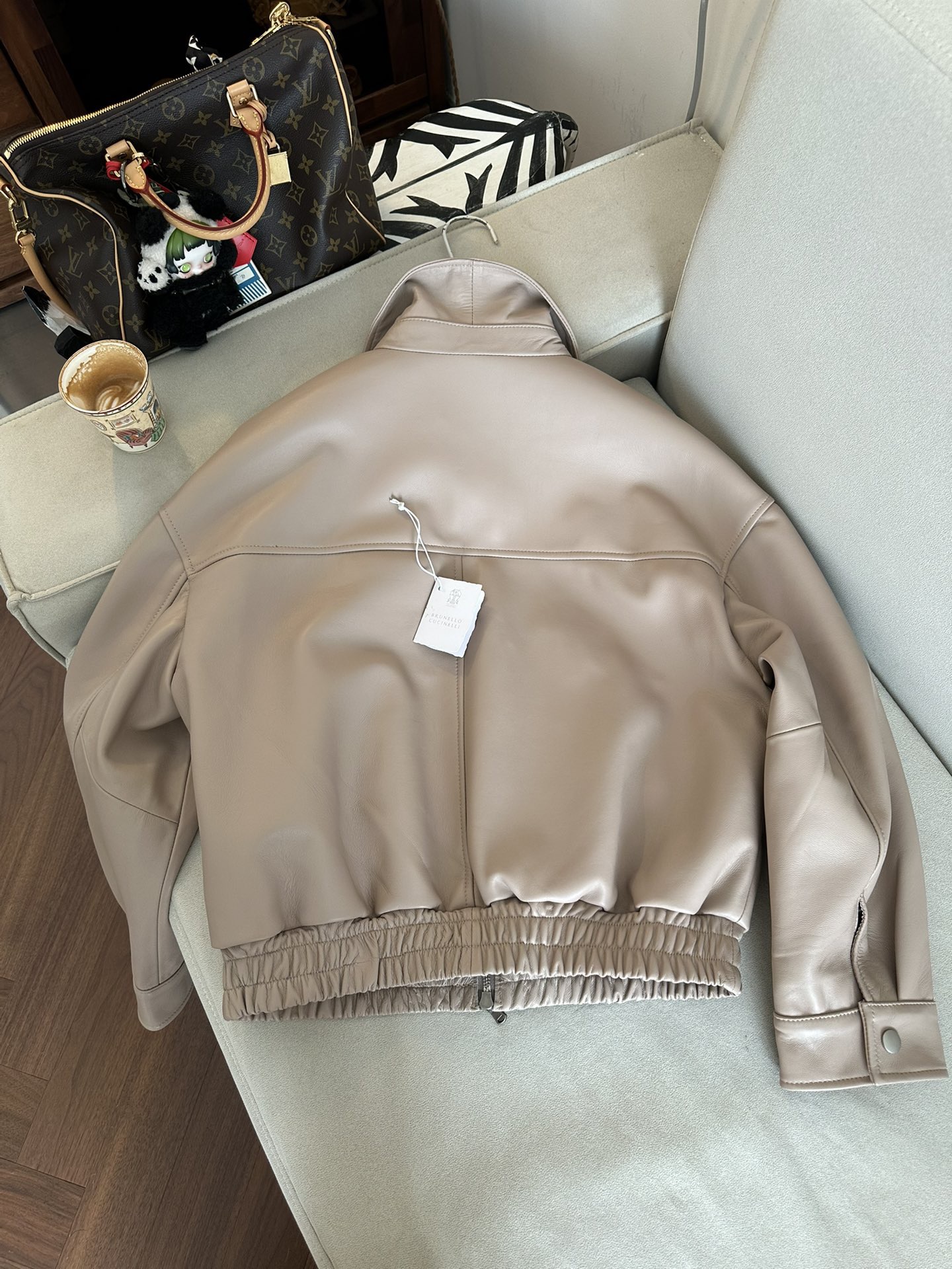 Куртка женская в стиле Brunello Cucinelli из натуральной кожи бежевого цвета укороченная с эластичным поясом