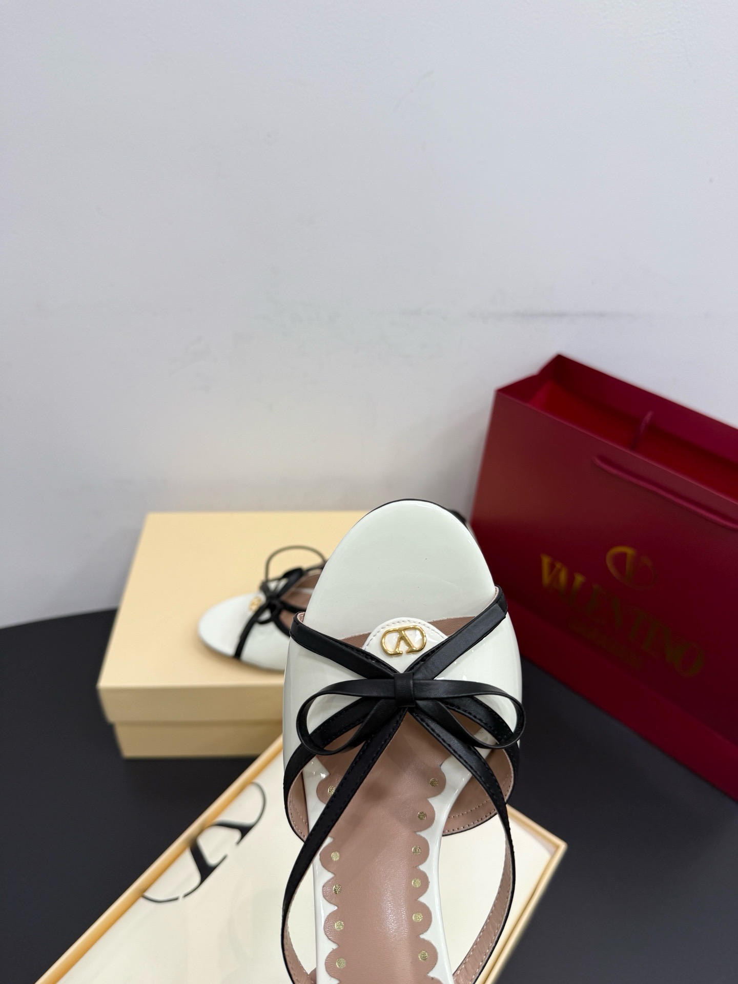 Босоножки женские в стиле Valentino Garavani бело-черного цвета