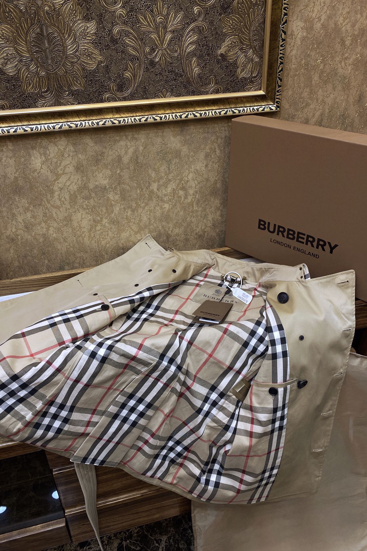 Тренч мужской в стиле Burberry укороченный бежевого цвета