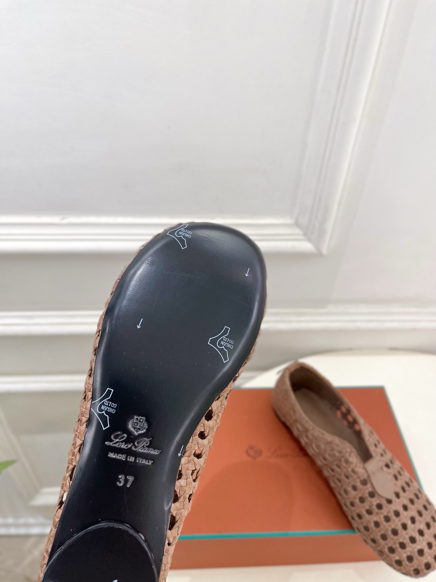 Лоферы женские в стиле Loro Piana бежевого цвета