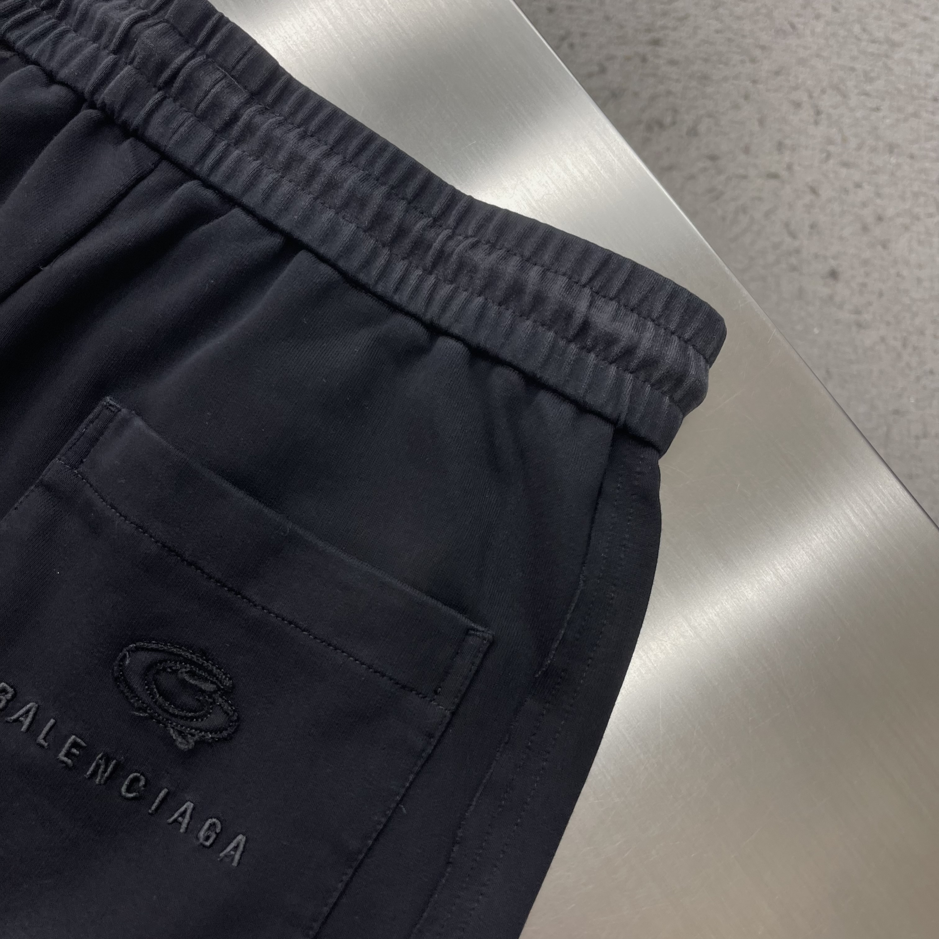 Брюки мужские Balenciaga чёрного цвета с эластичным поясом