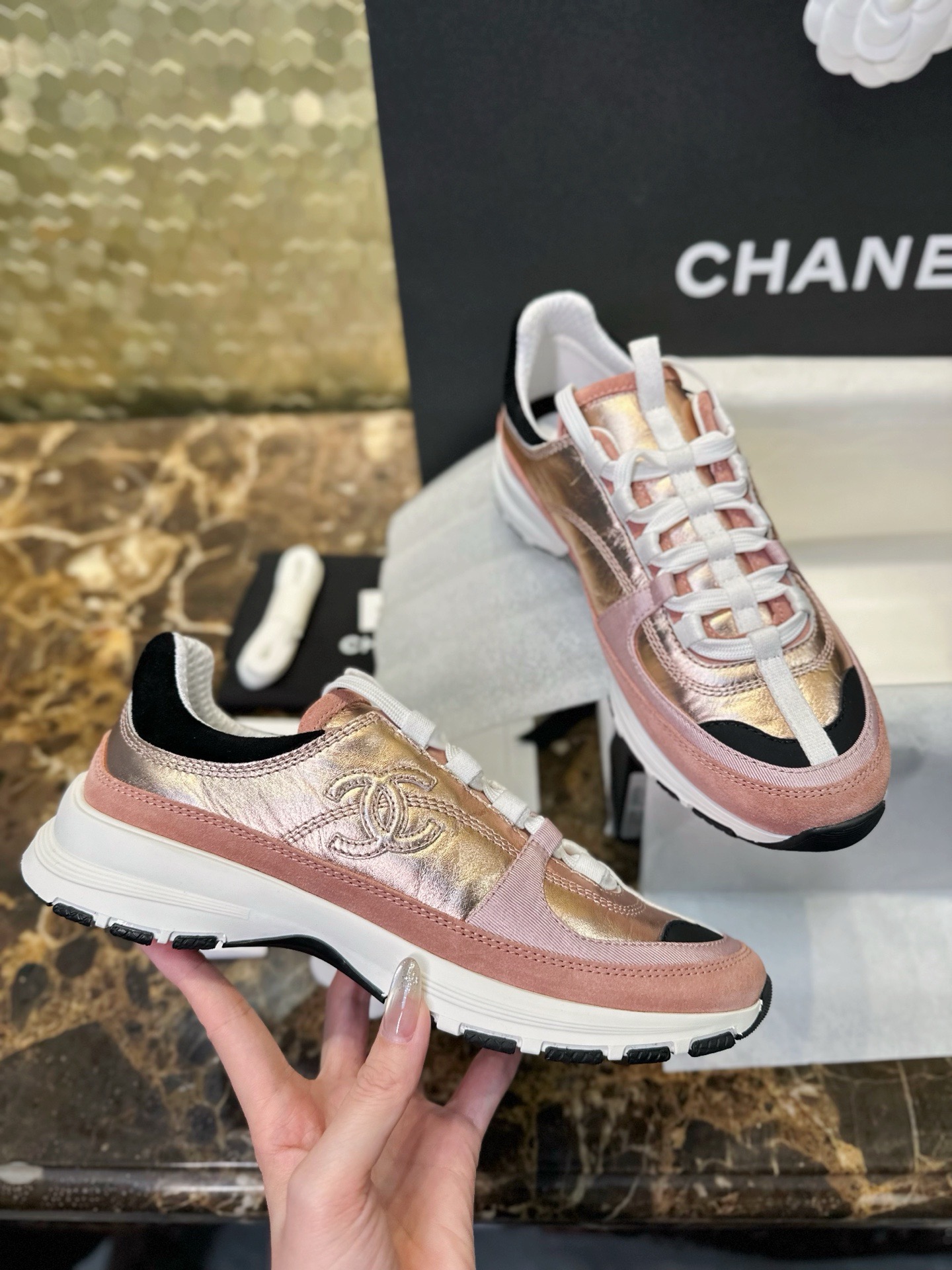 Кроссовки женские в стиле Chanel розово-золотого цвета