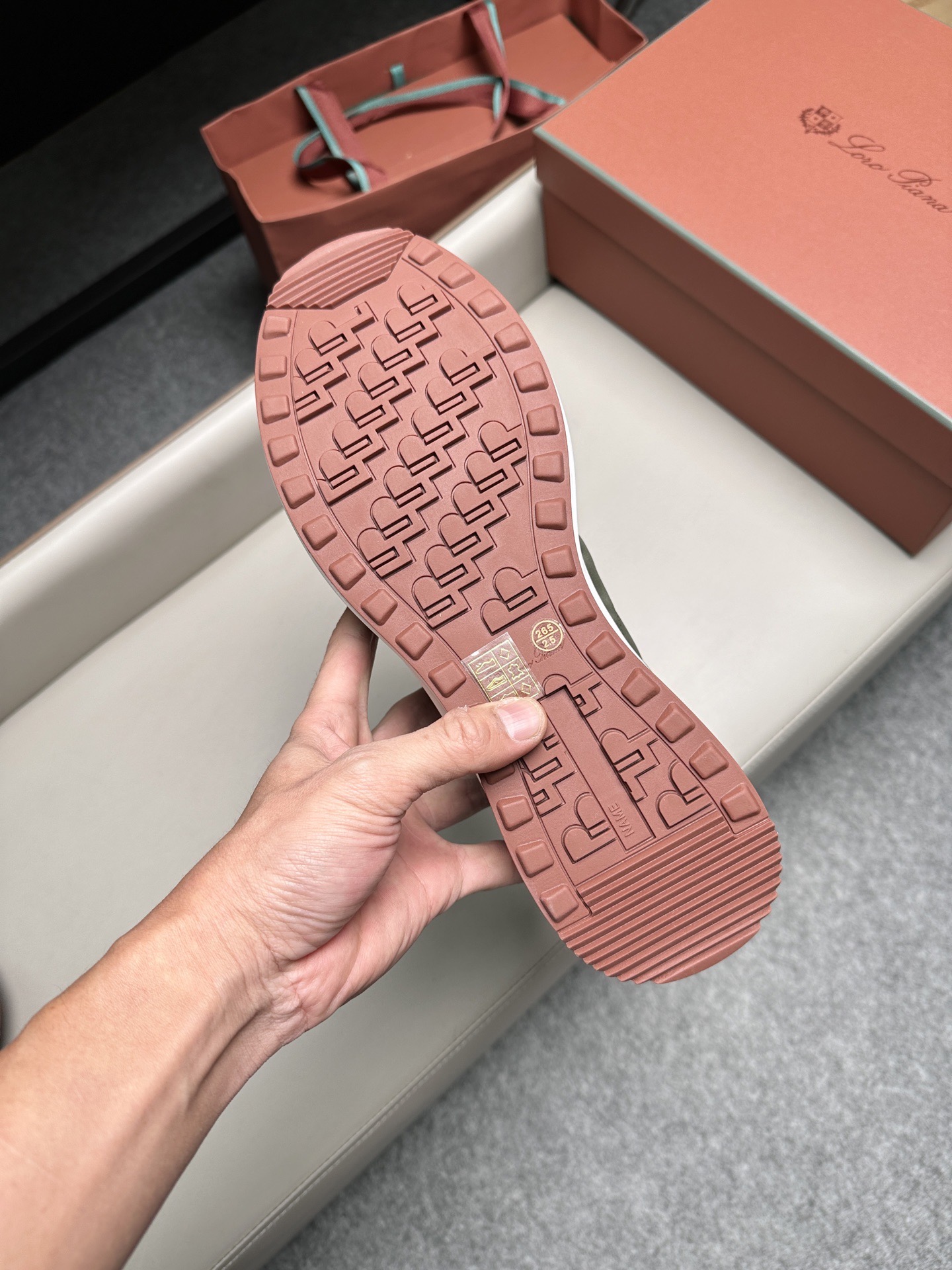 Кроссовки мужские в стиле Loro Piana оливкового цвета