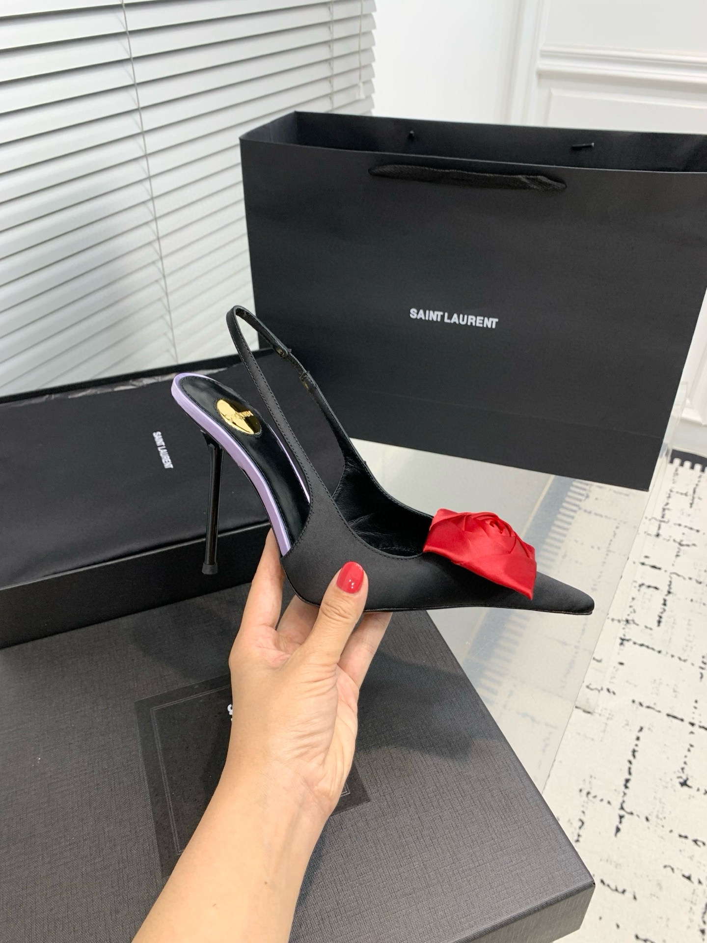 Туфли женские Saint Laurent с цветком slingback чёрного цвета с красным декором