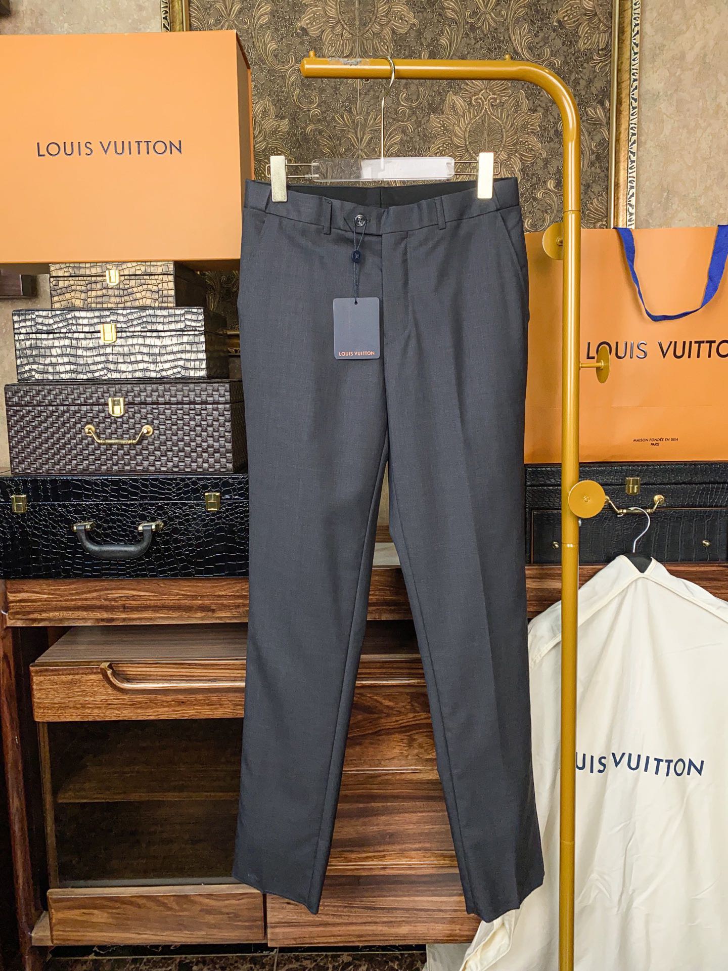Костюм мужской в стиле Louis Vuitton классический серого цвета (пиджак + брюки)