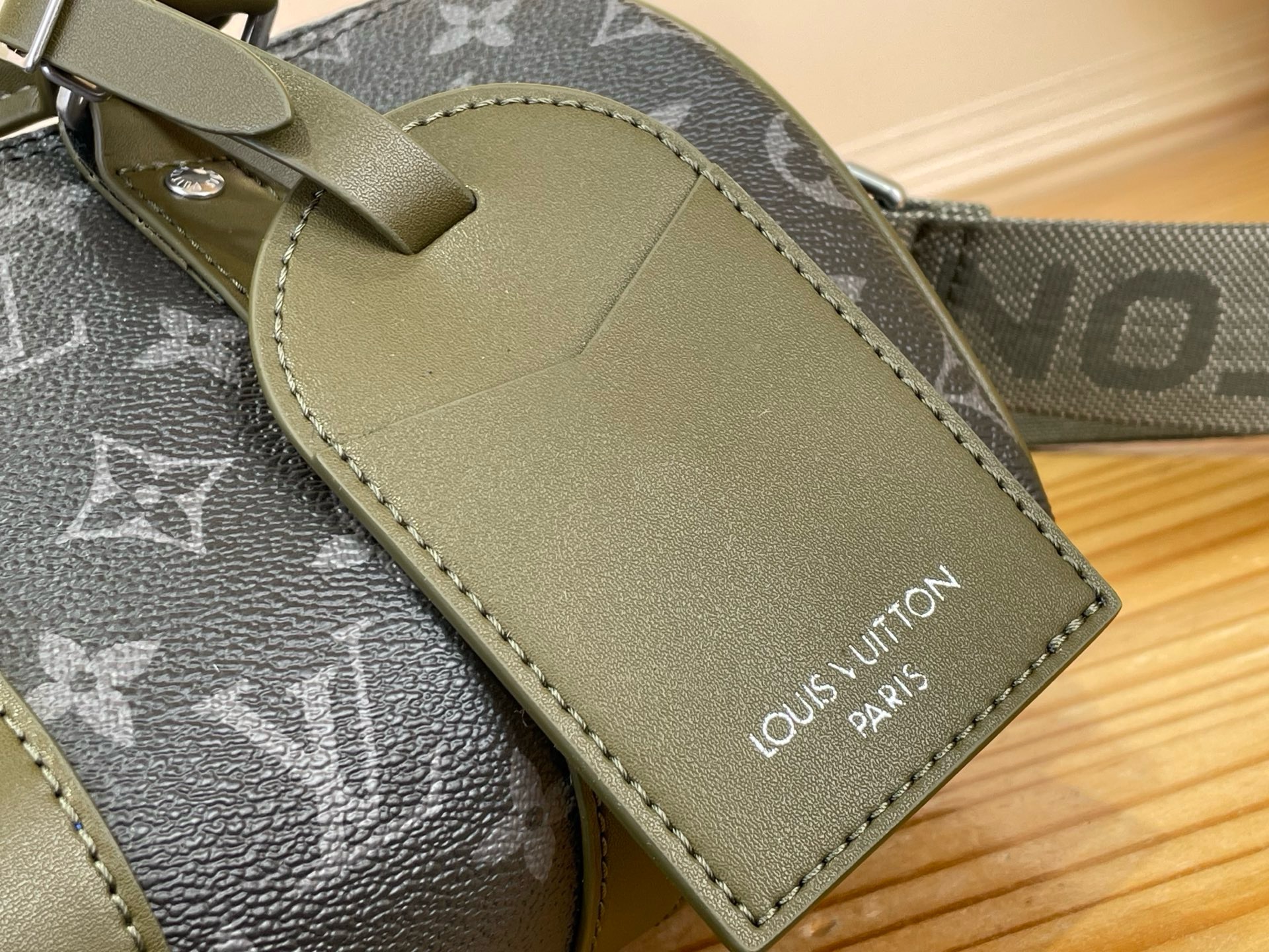 Сумка мужская Louis Vuitton Keepall Bandoulière 25 чёрно-зелёного цвета