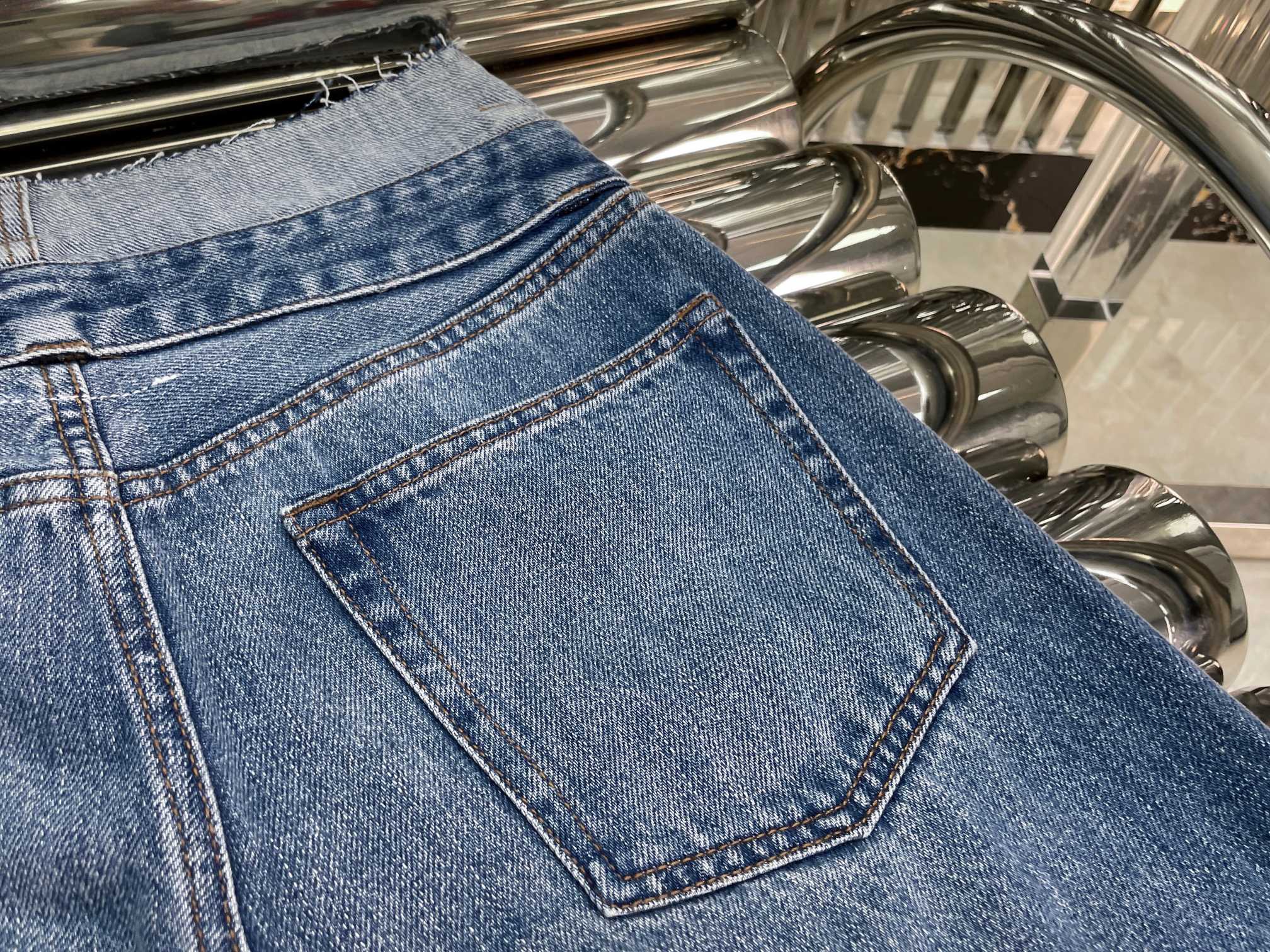 Джинсы женские в стиле Maison Margiela  из денима синего цвета с асимметричным поясом