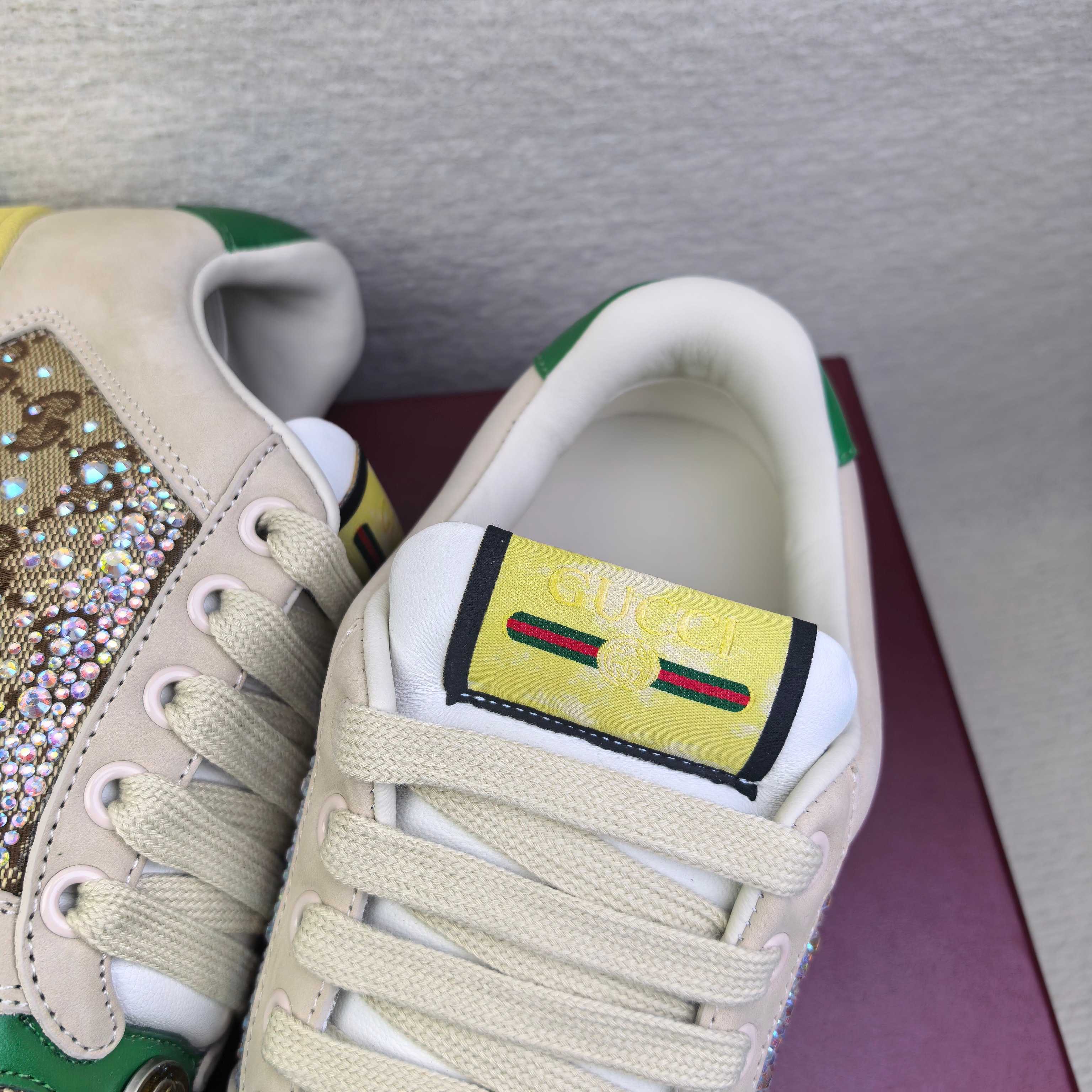 Кроссовки унисекс в стиле Gucci бежевого цвета с зелёными акцентами и декором