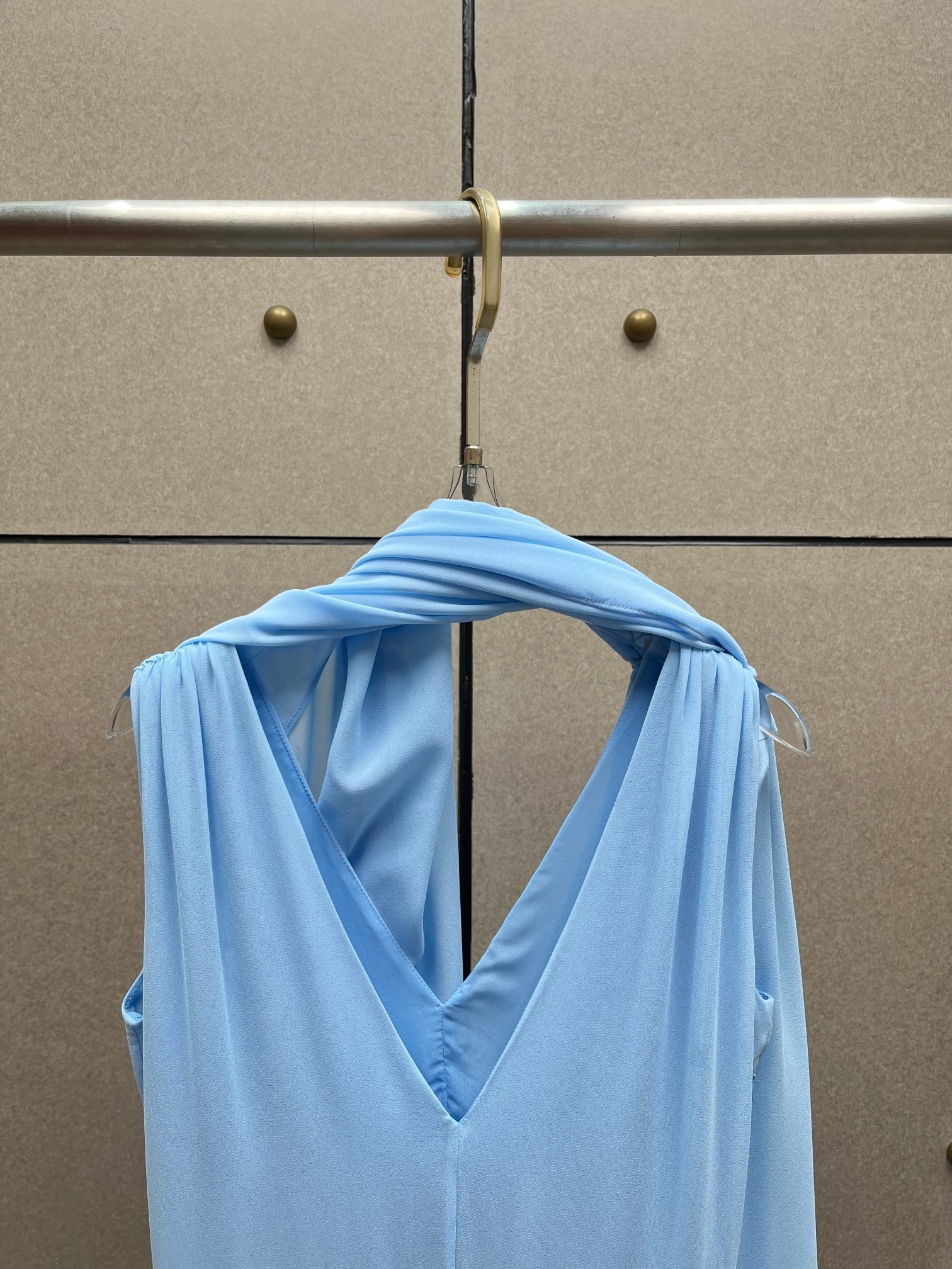 Платье женское в стиле Jacquemus из струящейся ткани голубого цвета с драпировкой и открытой спиной