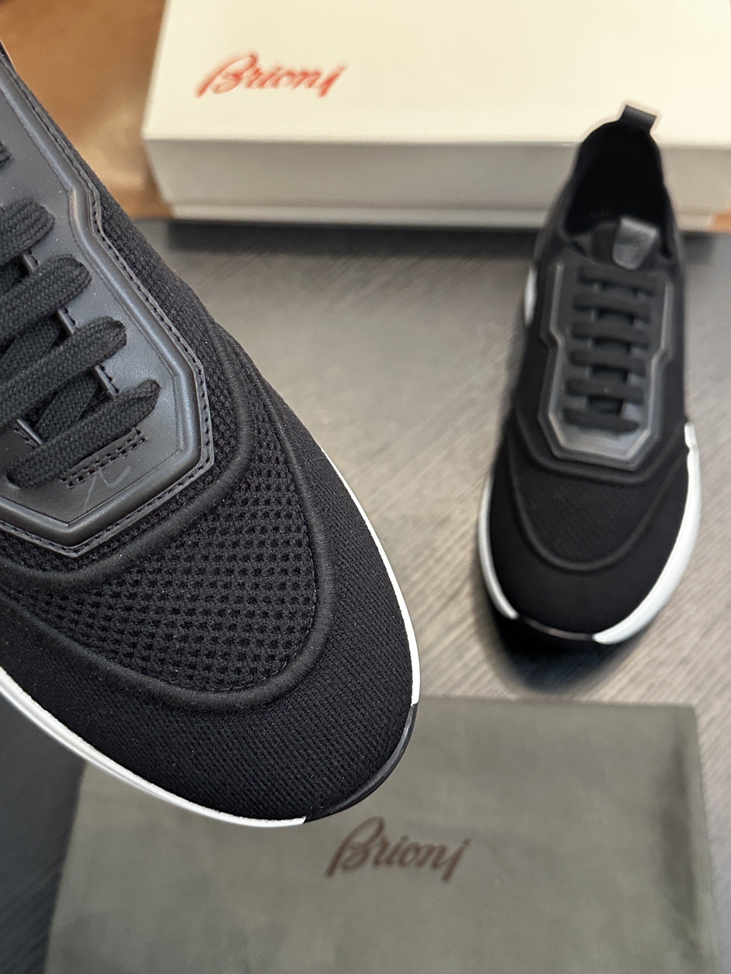Кроссовки мужские в стиле Brioni чёрного цвета с белой подошвой