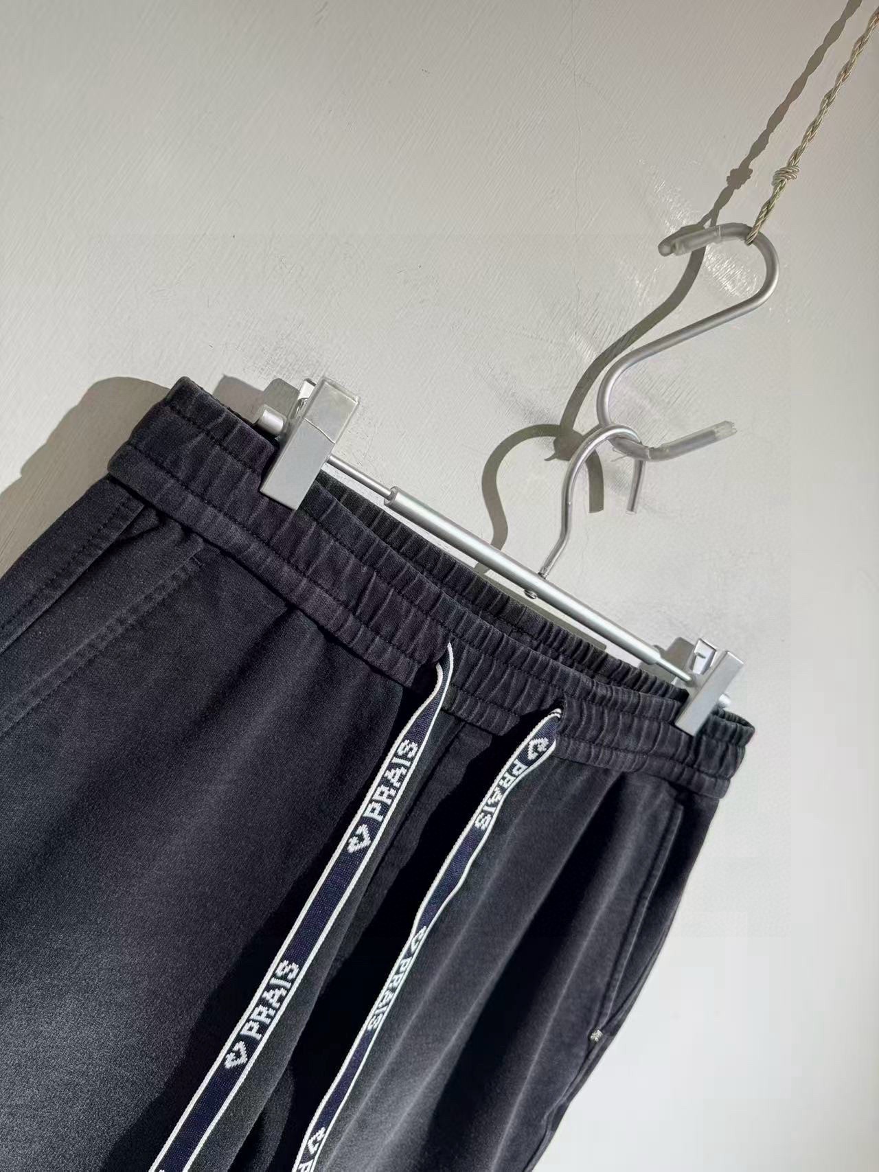 Брюки мужские в стиле Prada из денима тёмно-серого цвета с эластичным поясом