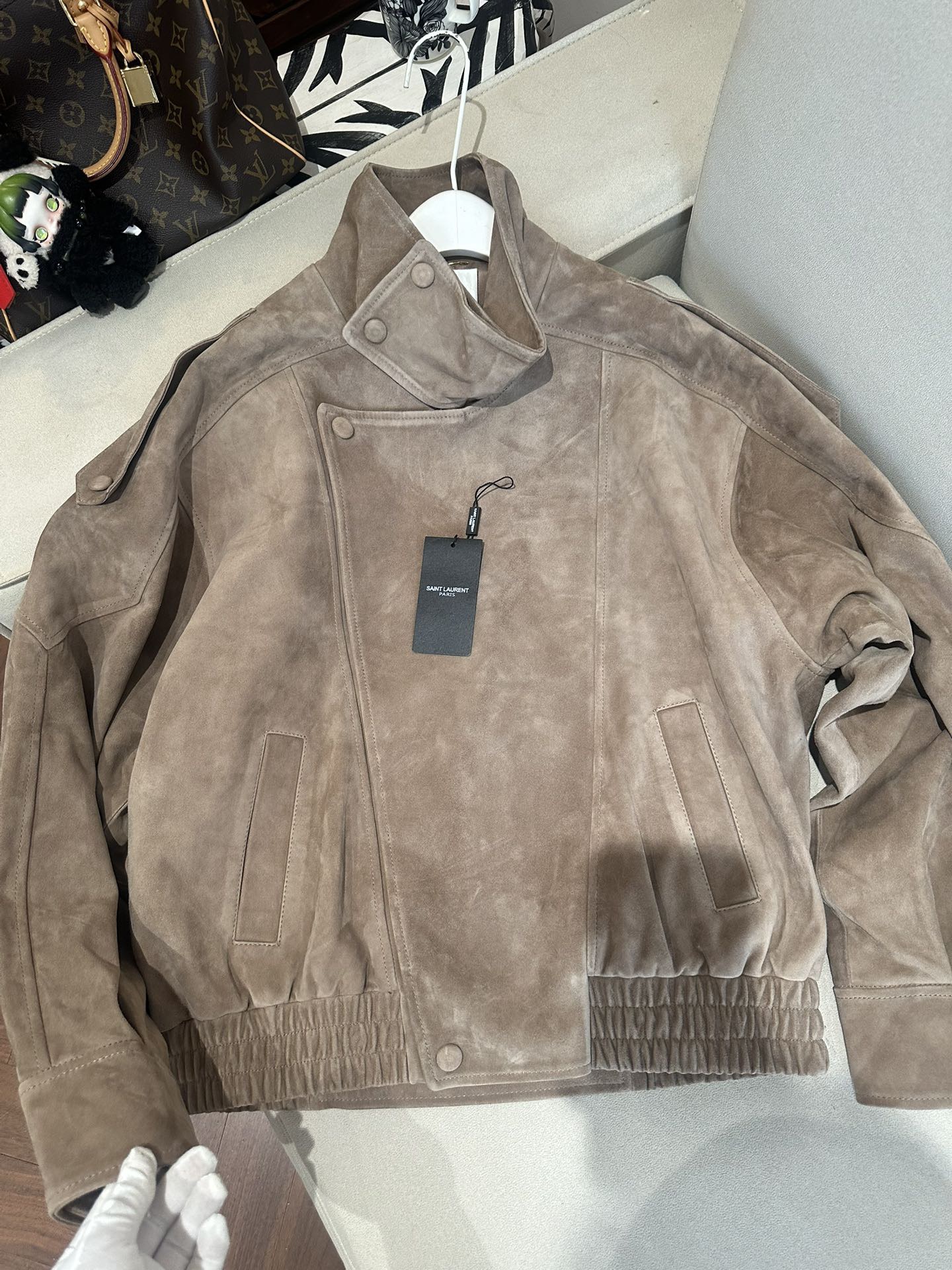 Куртка женская в стиле Saint Laurent из натуральной замши бежевого цвета укороченная с косой застёжкой