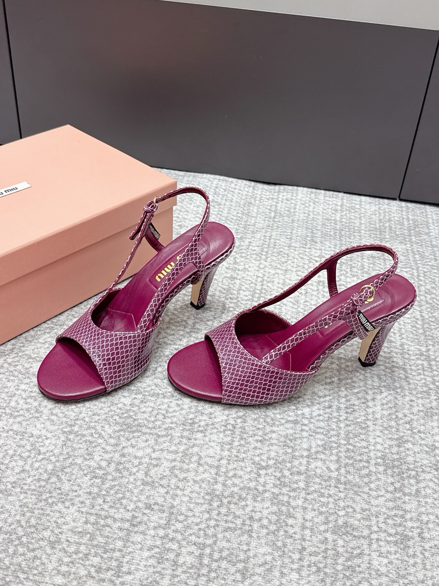 Босоножки женские Miu Miu фиолетового цвета