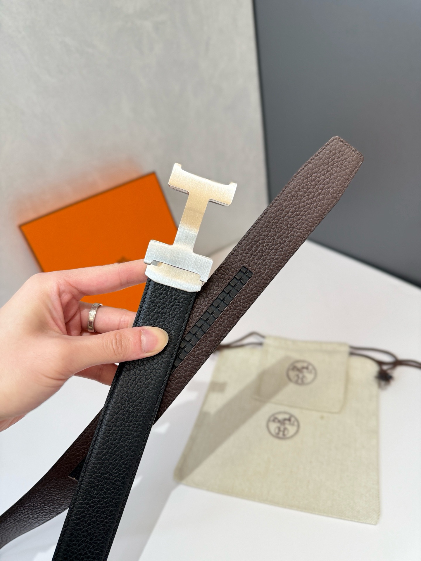 Ремень мужской Hermès чёрного цвета двусторонний со стальной пряжкой 