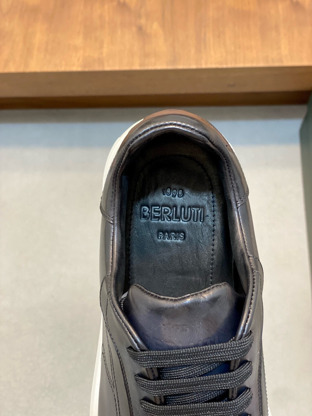 Кроссовки мужские в стиле Berluti чёрного цвета с белой подошвой