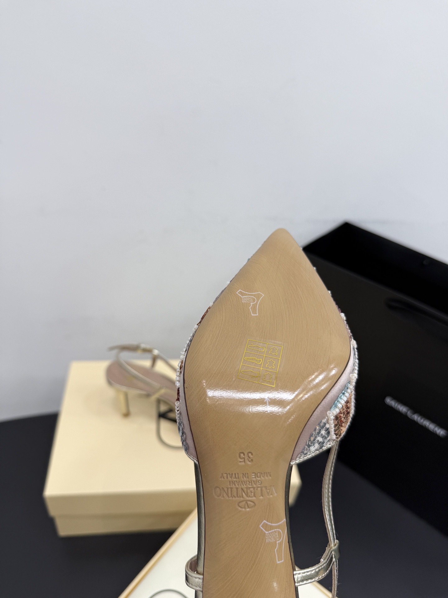 Туфли женские в стиле Valentino VLogo из текстиля с декором из камней и натуральной кожи бежевого цвета