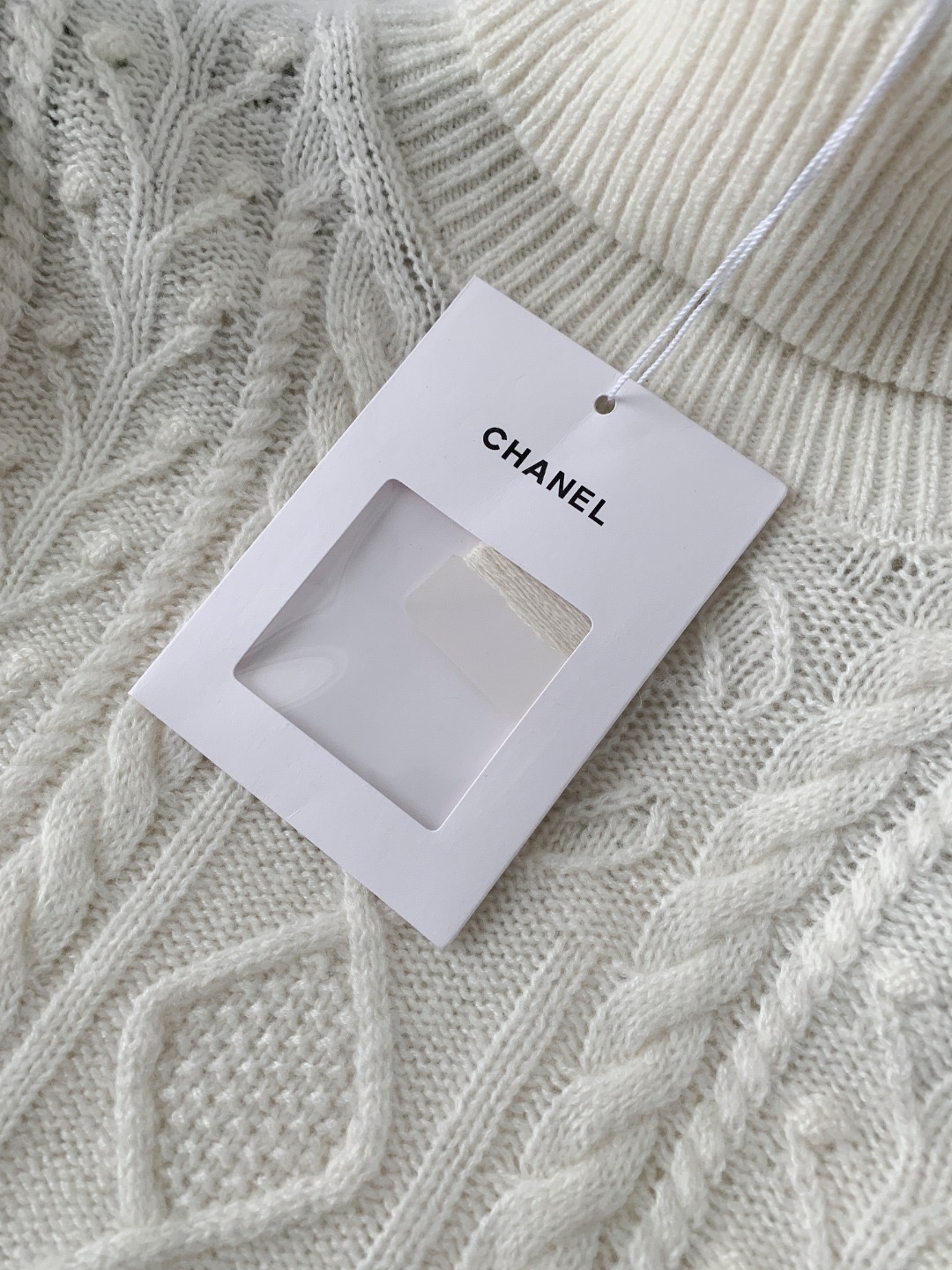 Свитер женский в стиле Chanel с высоким воротником и рельефной вязкой молочного цвета