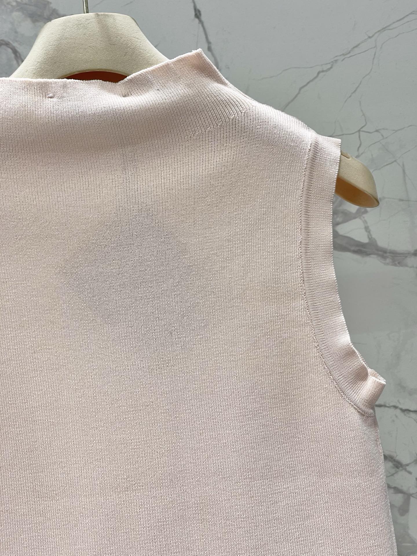 Костюм женский в стиле Miu Miu трикотажный: топ без рукавов и юбка миди плиссированная