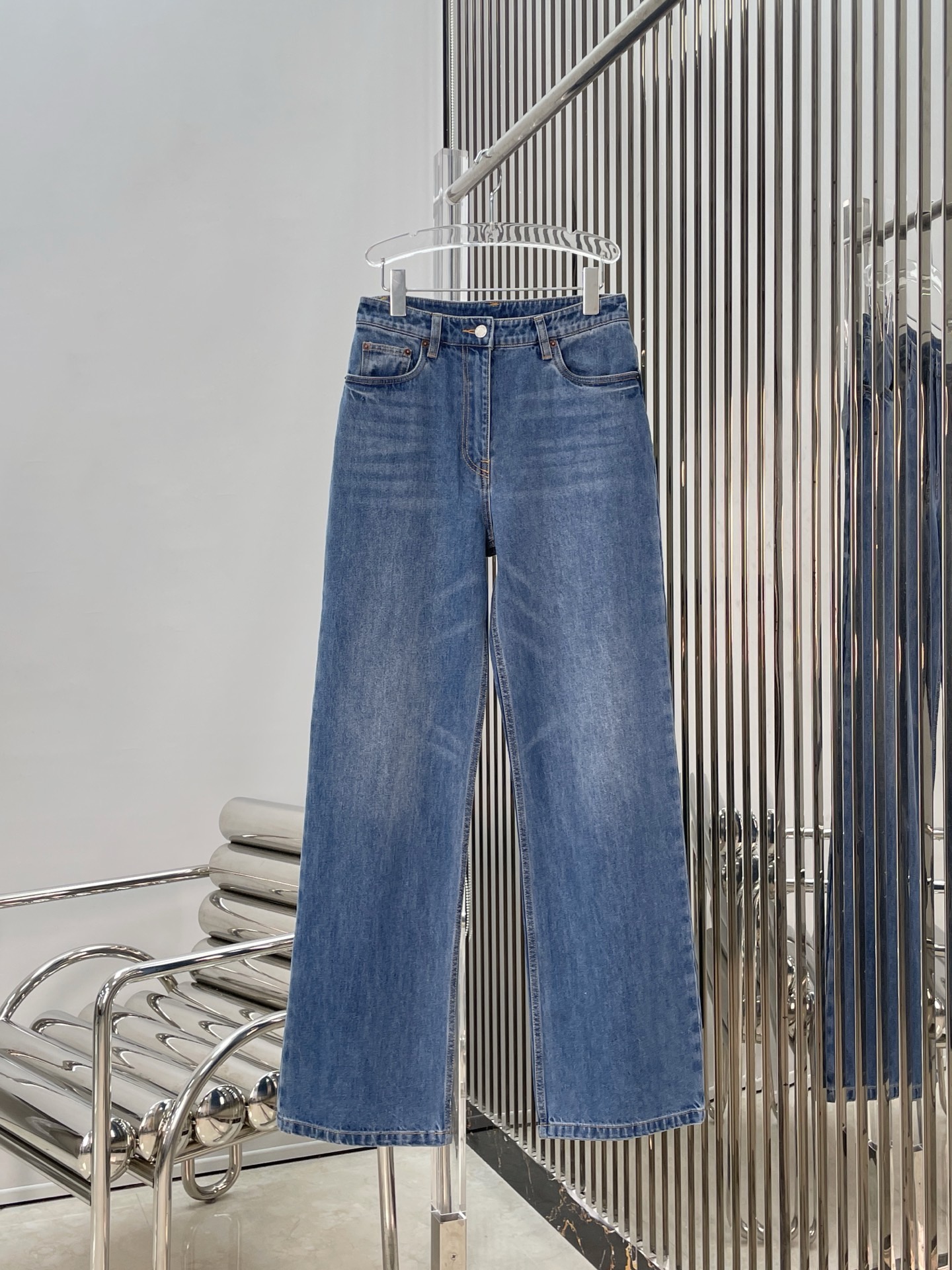 Джинсы женские в стиле Prada синего цвета с треугольным логотипом