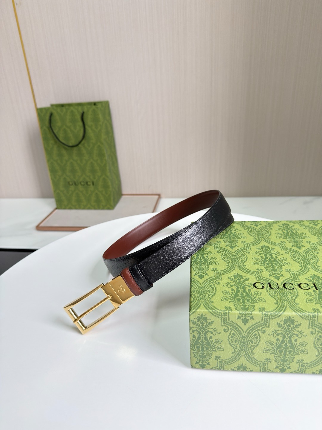 Ремень Gucci  чёрного цвета с золотистой пряжкой