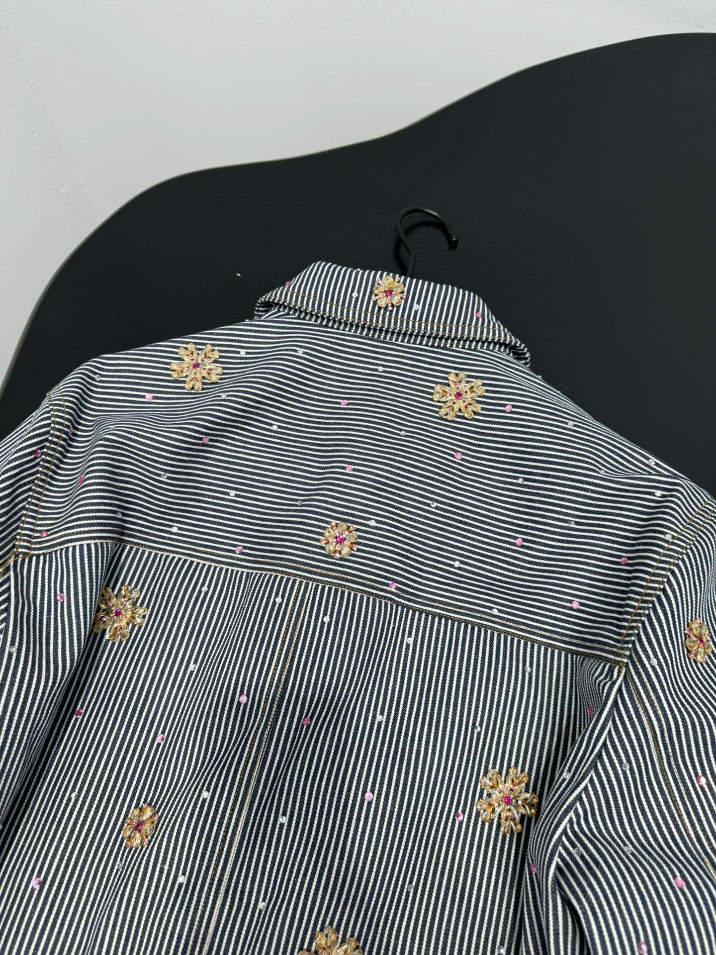 Жакет женский в стиле Loewe из хлопковой ткани серого цвета с полоской и декоративной вышивкой