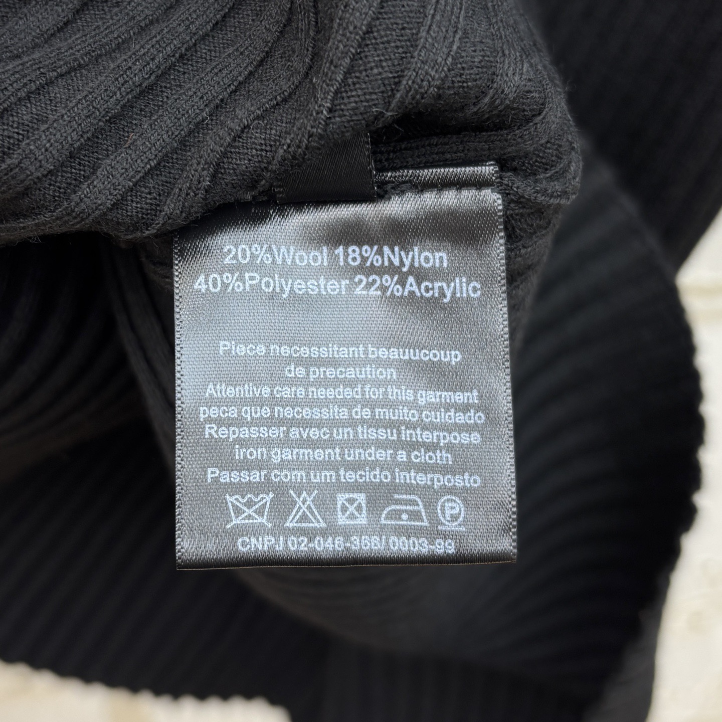 Свитер женский в стиле Schiaparelli с воротником поло  чёрного цвета с декоративными пуговицами