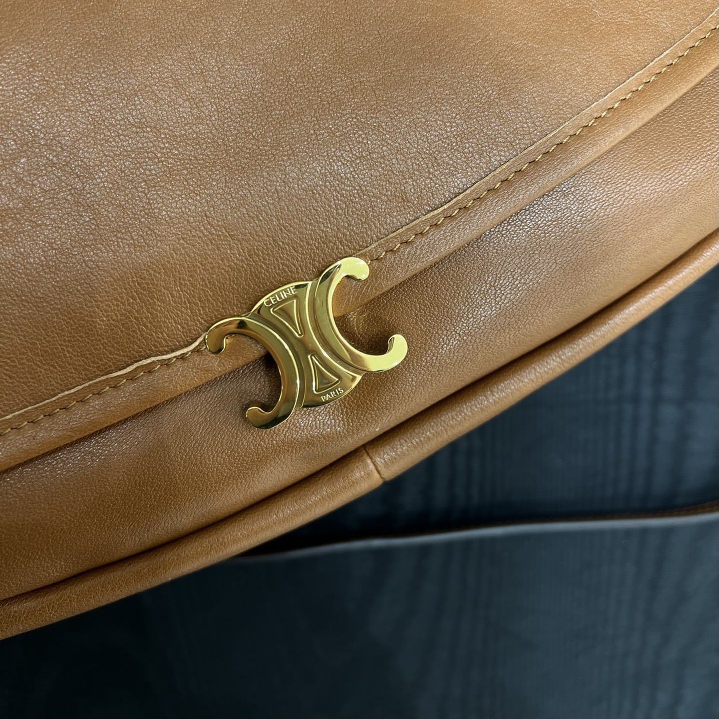 Сумка женская в стиле Celine Soft Triomphe Halfmoon карамельного цвета