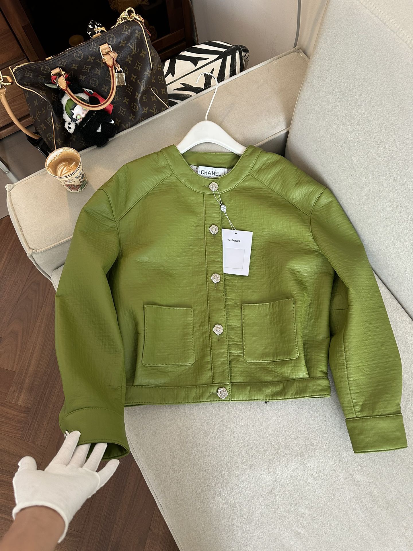 Куртка женская в стиле Chanel из натуральной кожи зелёного цвета укороченная с декоративными пуговицами