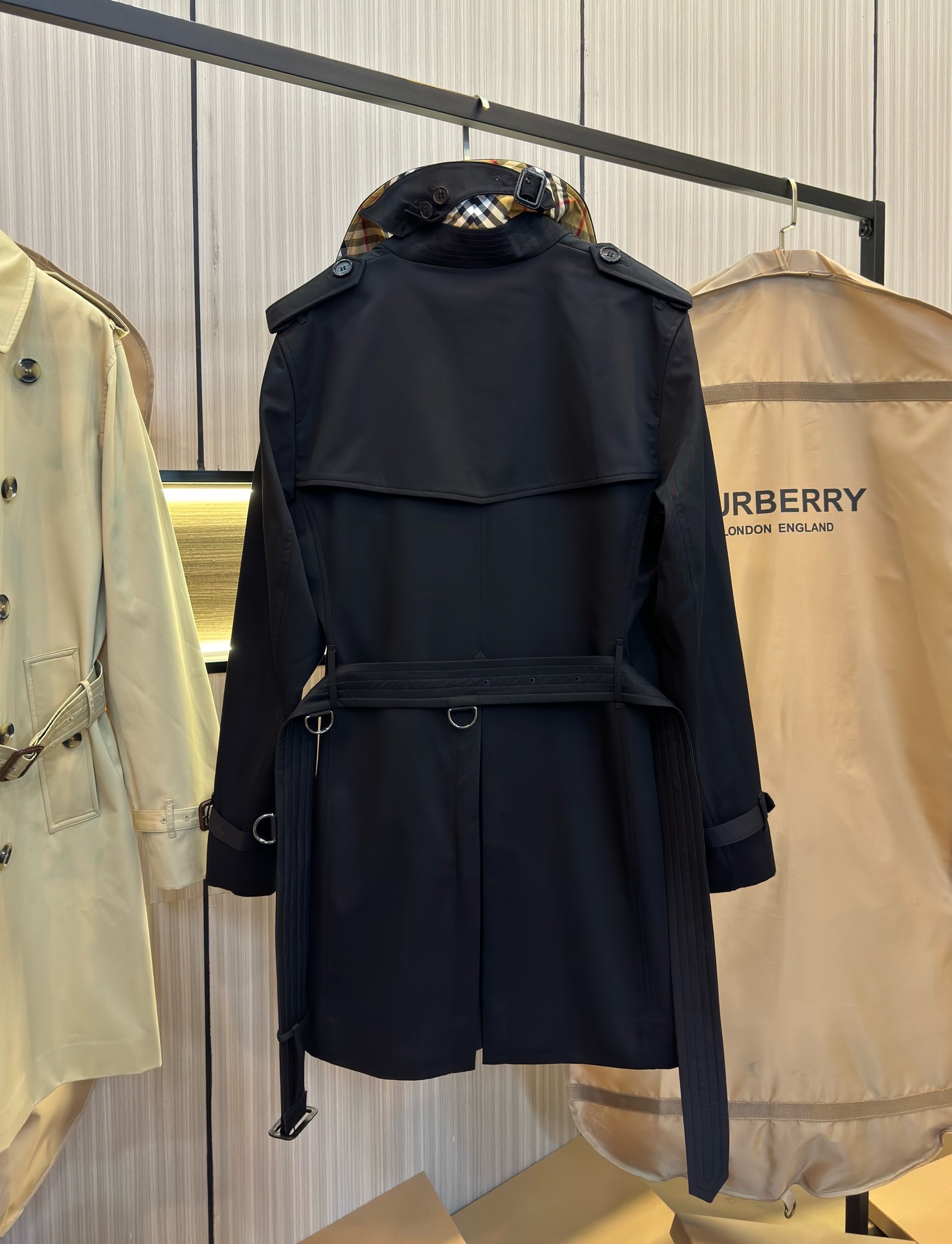 Тренч мужской Burberry Heritage Kensington Short чёрного цвета