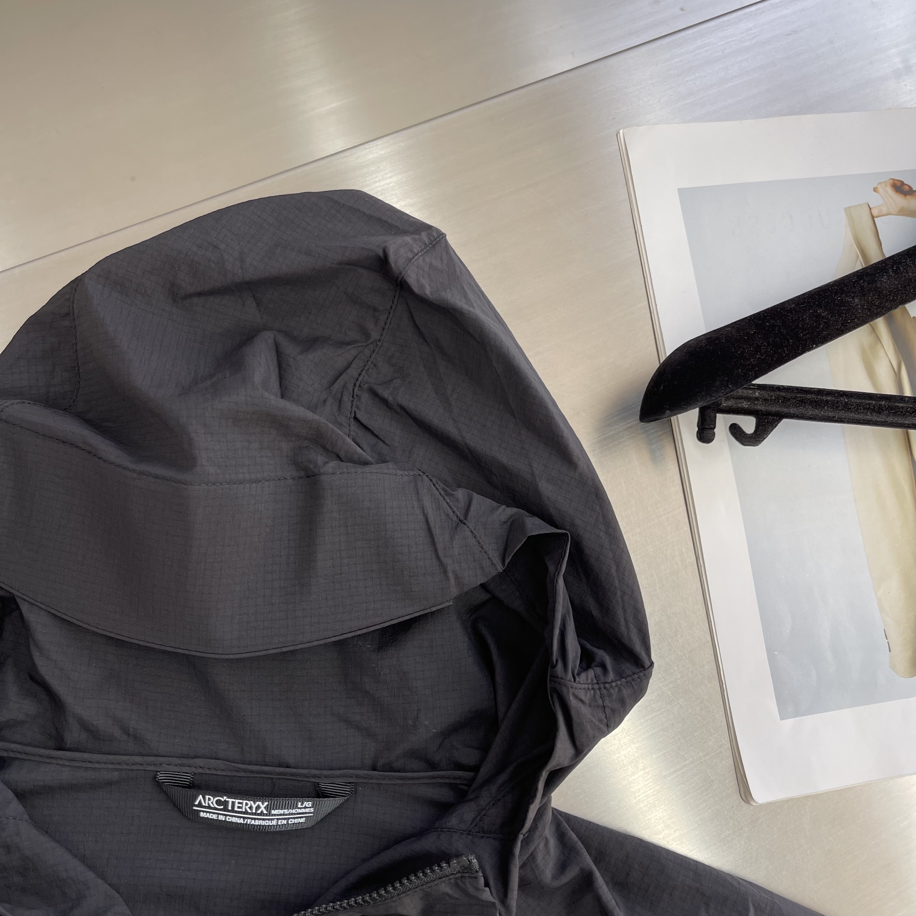 Куртка мужская в стиле Arc'teryx с капюшоном чёрного цвета