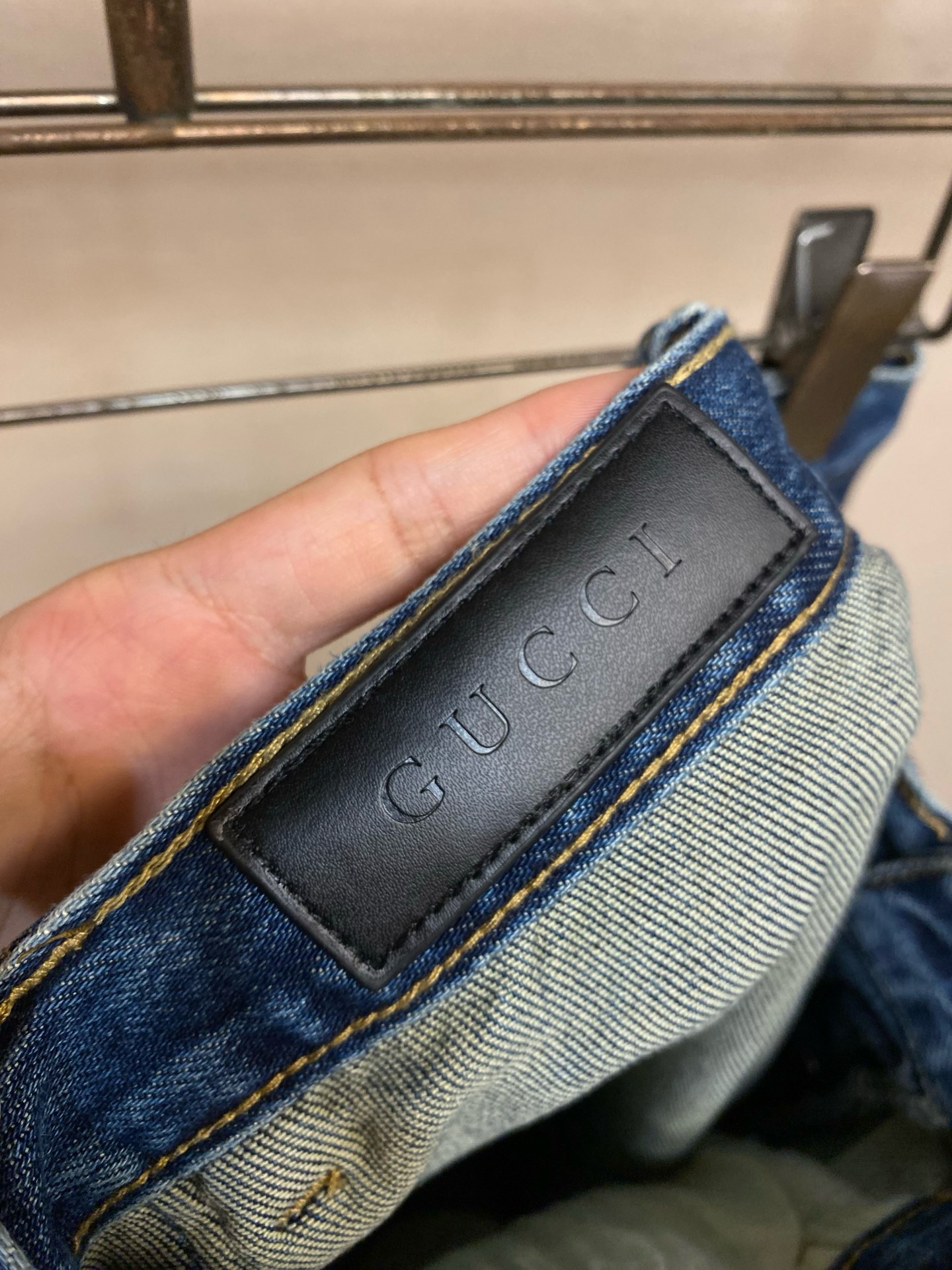 Джинсы мужские Gucci синего цвета с красно-зелёной тесьмой