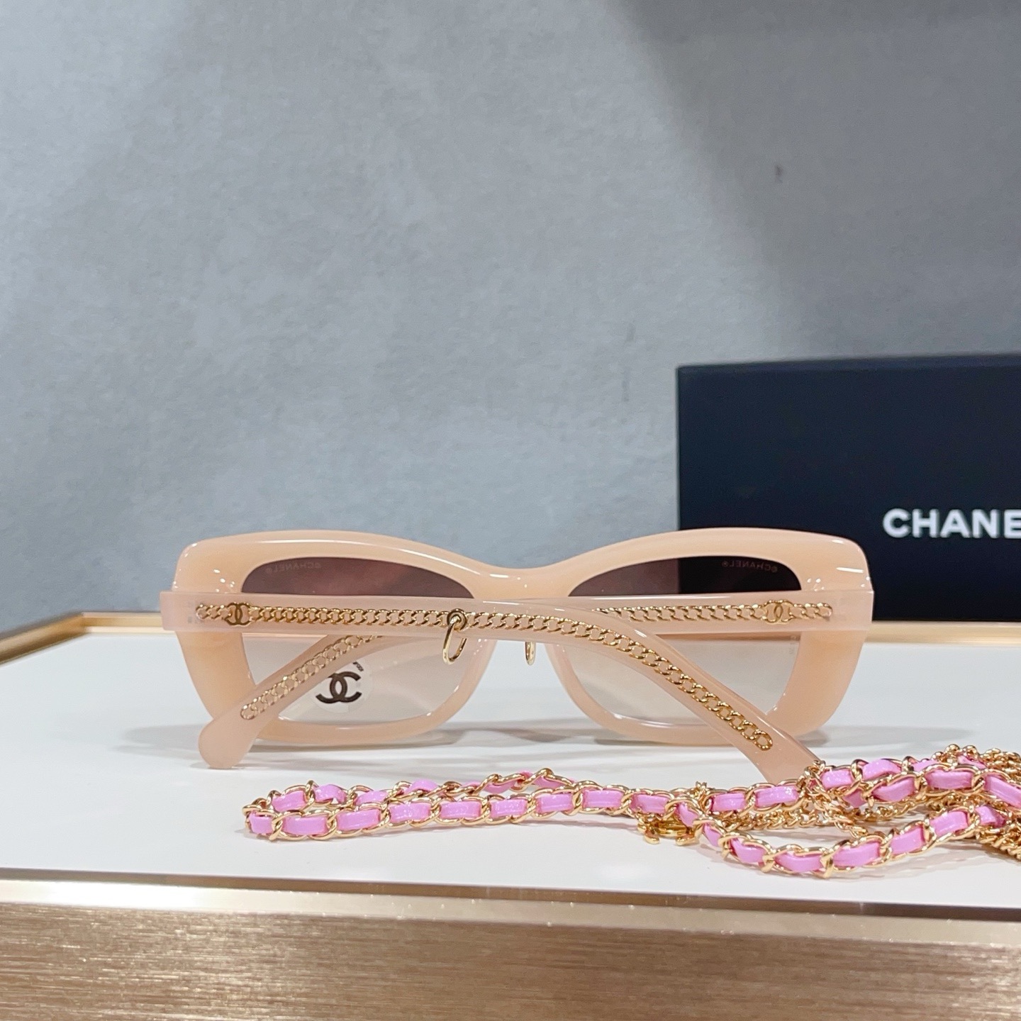Очки солнцезащитные женские в стиле Chanel CH5553 с цепочкой