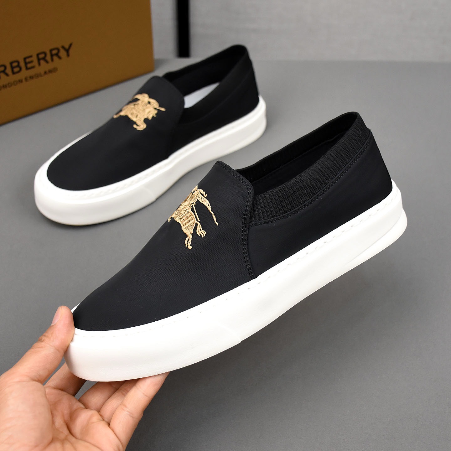 Слипоны мужские в стиле Burberry чёрного цвета