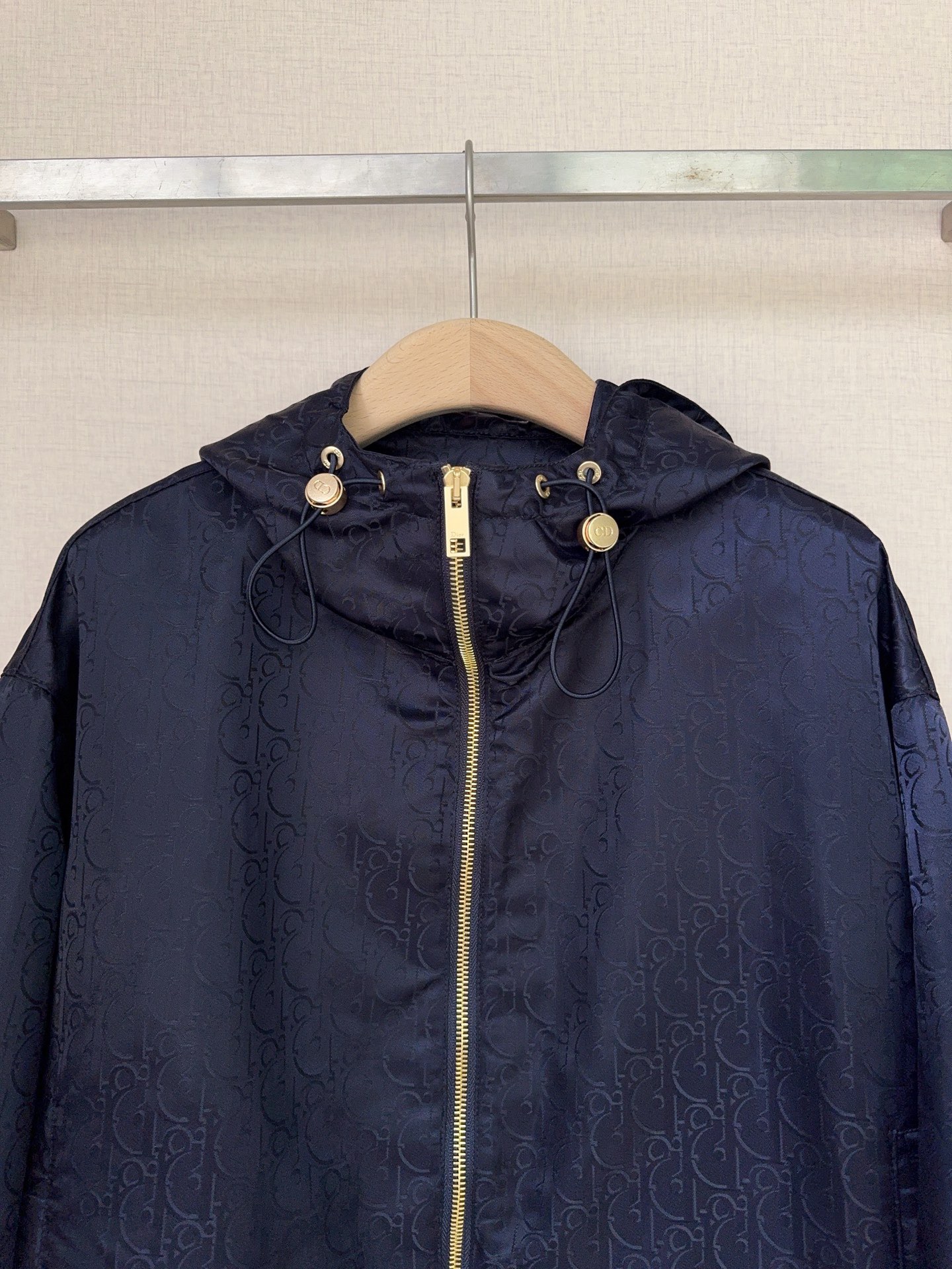 Куртка женская укороченная с капюшоном в стиле Dior из жаккардовой ткани