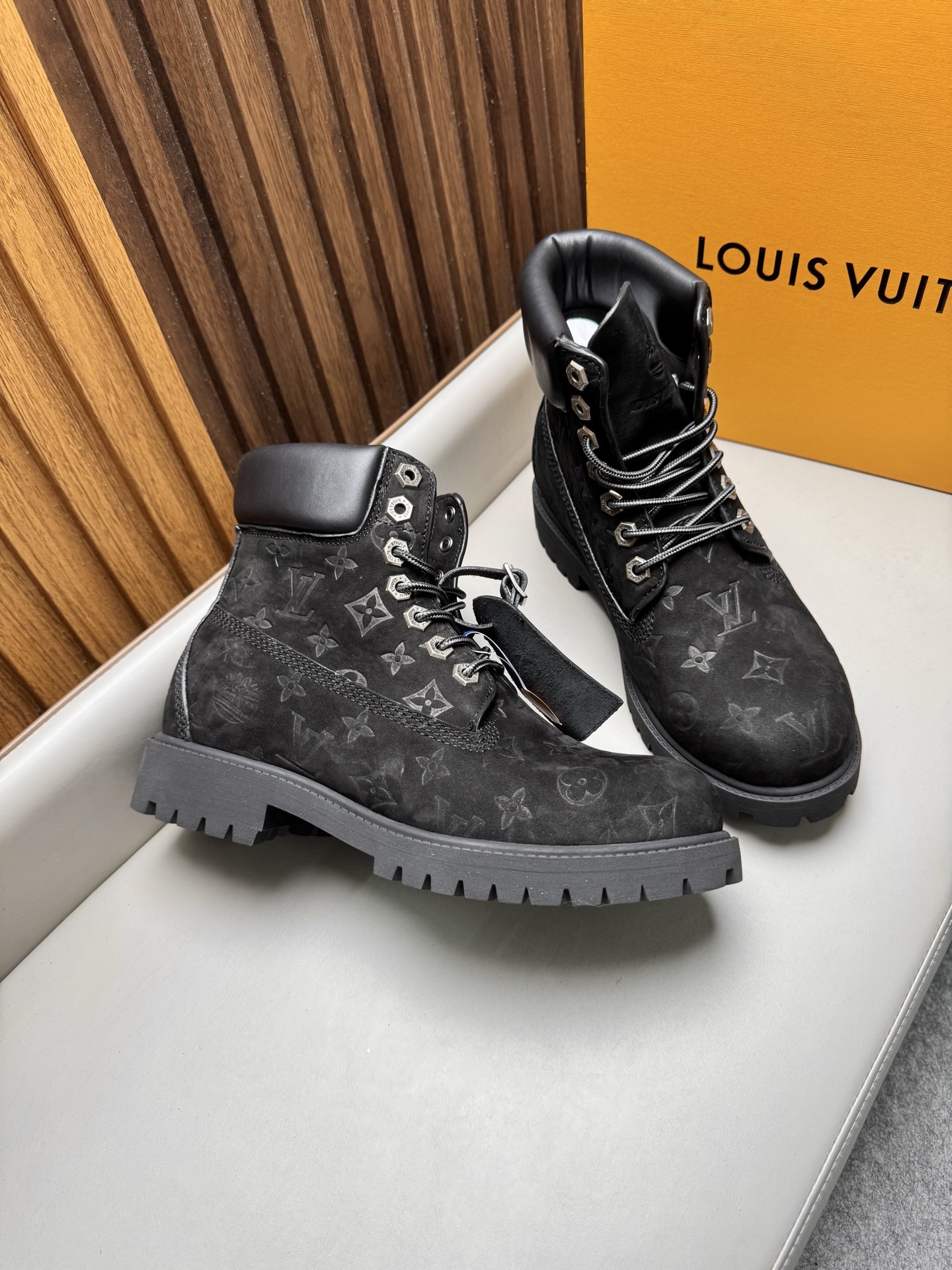 Ботинки мужские Louis Vuitton LV Remix Combat Boot чёрного цвета