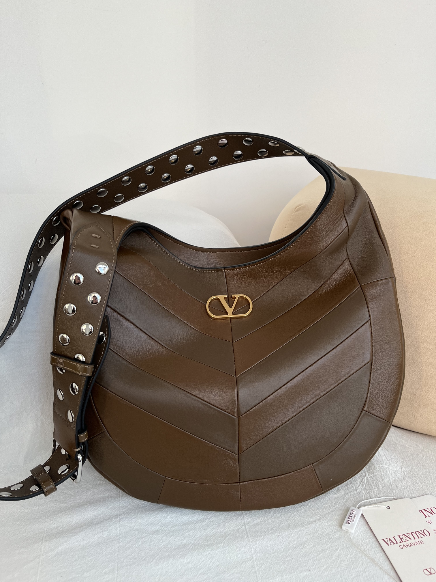 Сумка женская в стиле Valentino Garavani Hoboho Hobo коричневого цвета(35 cм)