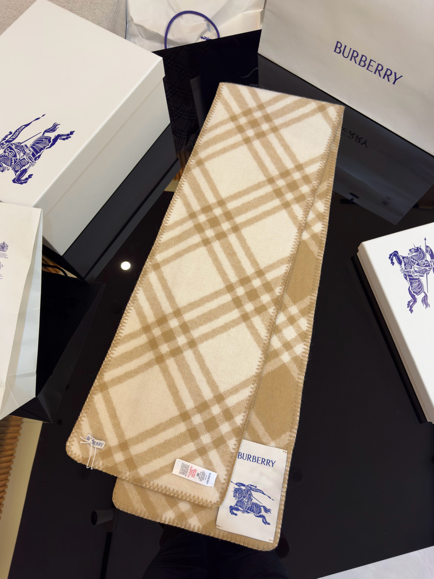 Шарф унисекс в стиле Burberry двусторонний из мягкой шерсти с диагональной клеткой бежевого цвета