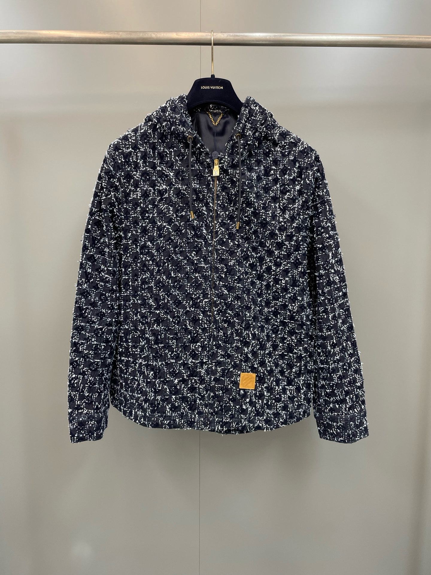 Куртка мужская Louis Vuitton тёмно-синего цвета с фактурным цветочным жаккардом и капюшоном