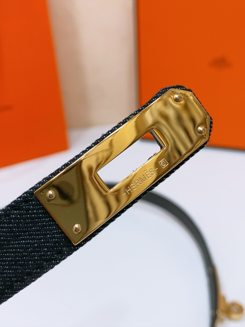 Ремень женский в стиле Hermès Kelly из кожи Epsom чёрного цвета с золотой пряжкой шириной 1.8 см