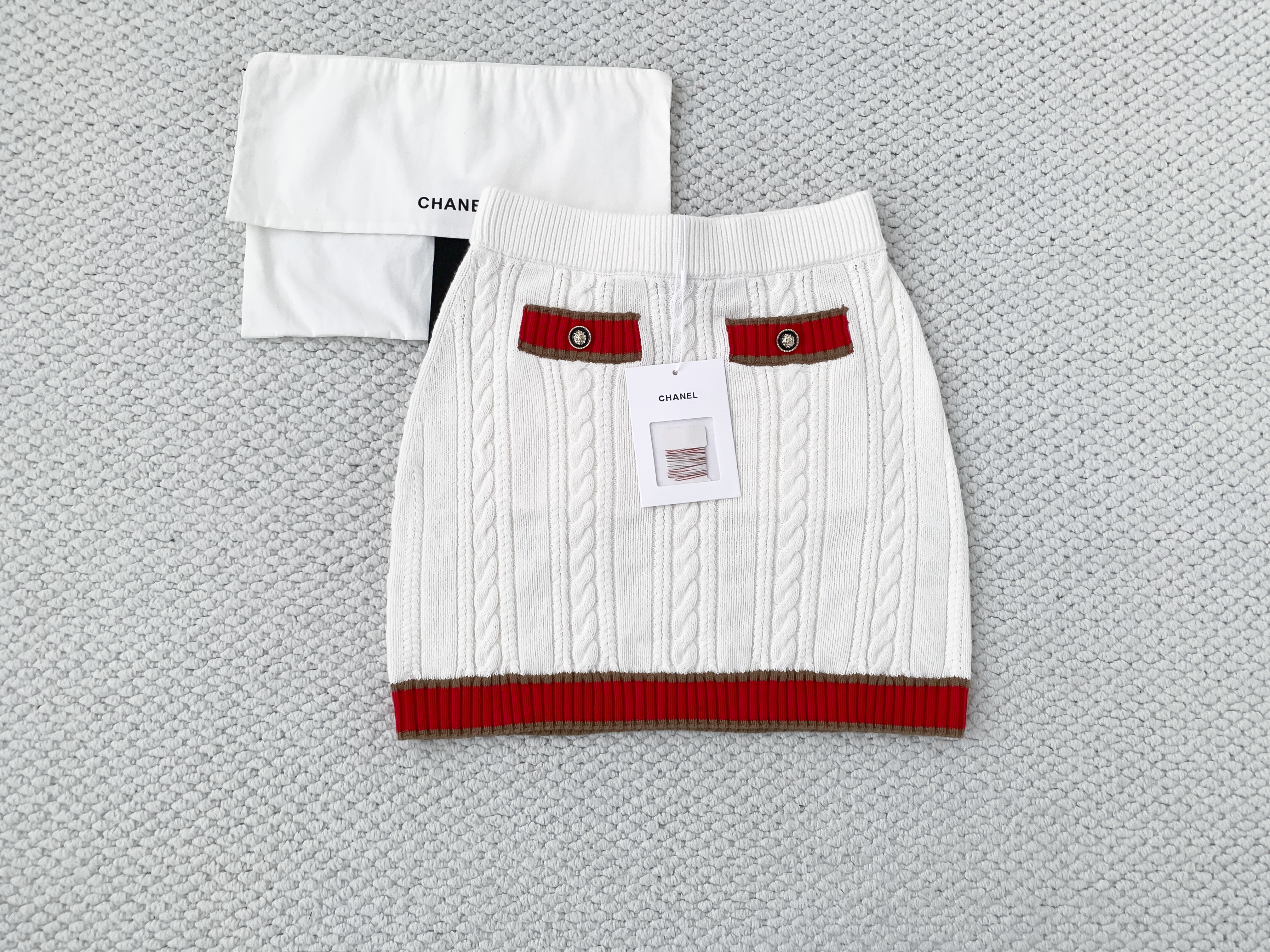 Костюм женский в стиле Chanel белого цвета с юбкой и кардиганом