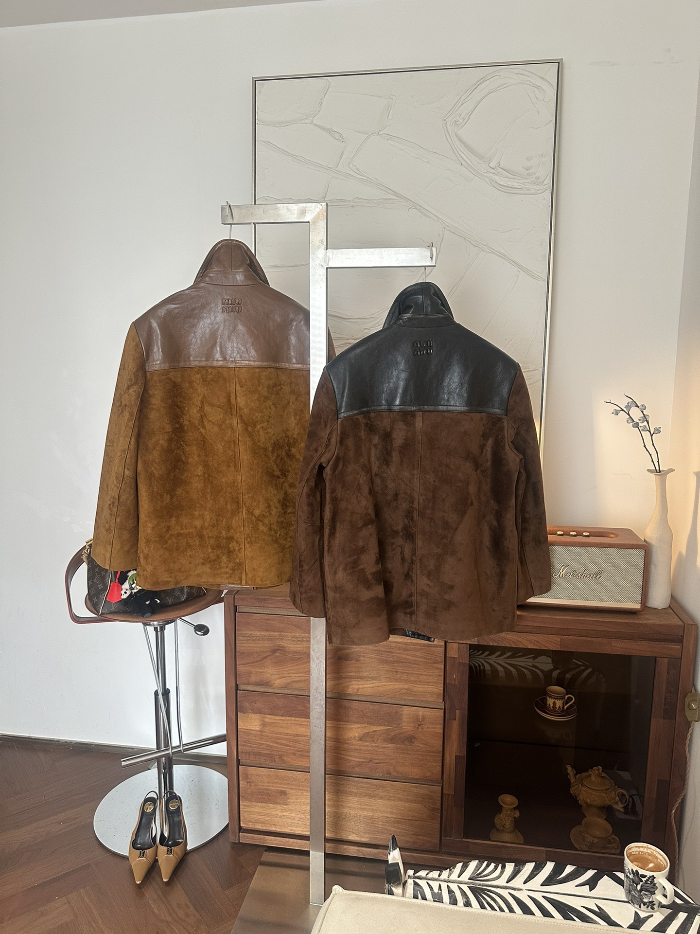 Куртки женские в стиле Miu Miu из натуральной замши и кожи коричневого цвета с контрастной кожаной отделкой