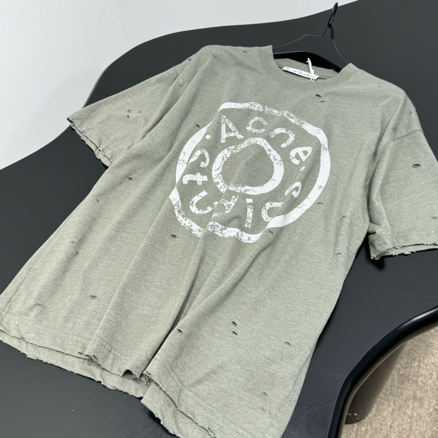 Футболка женская Acne Studios Distressed Logo серо-зелёного цвета