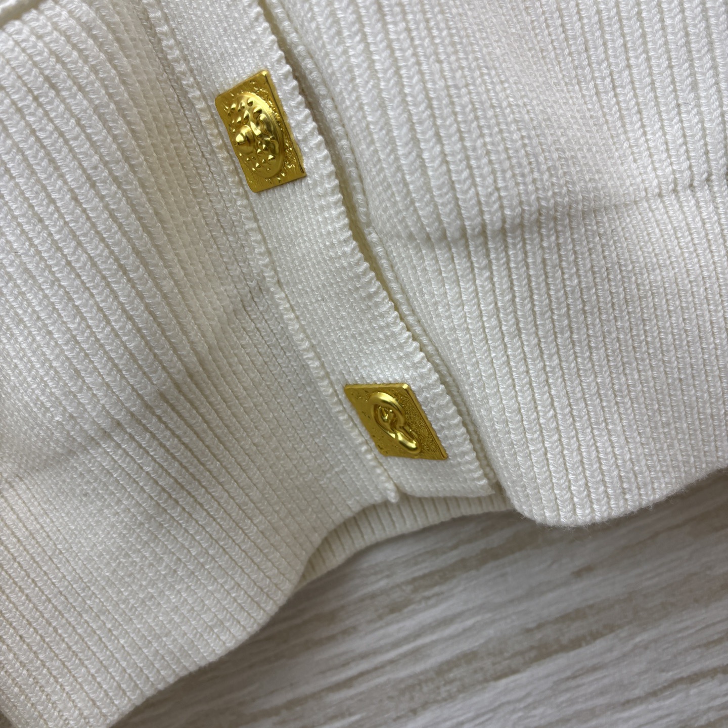 Кардиган женский в стиле Schiaparelli молочного цвета с декоративными пуговицами