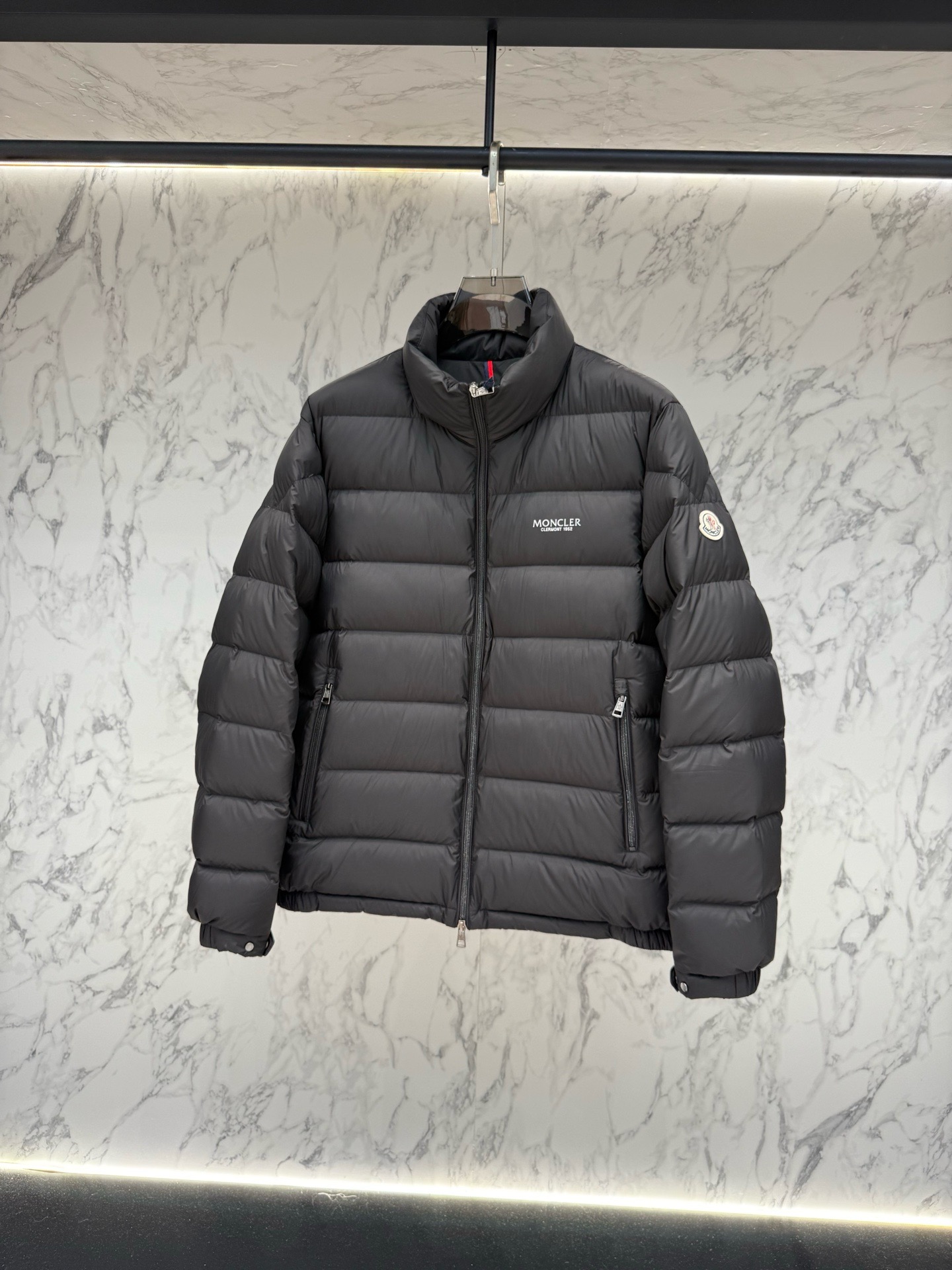 Пуховик мужской Moncler графитового цвета с воротником-стойкой и натуральным пухом