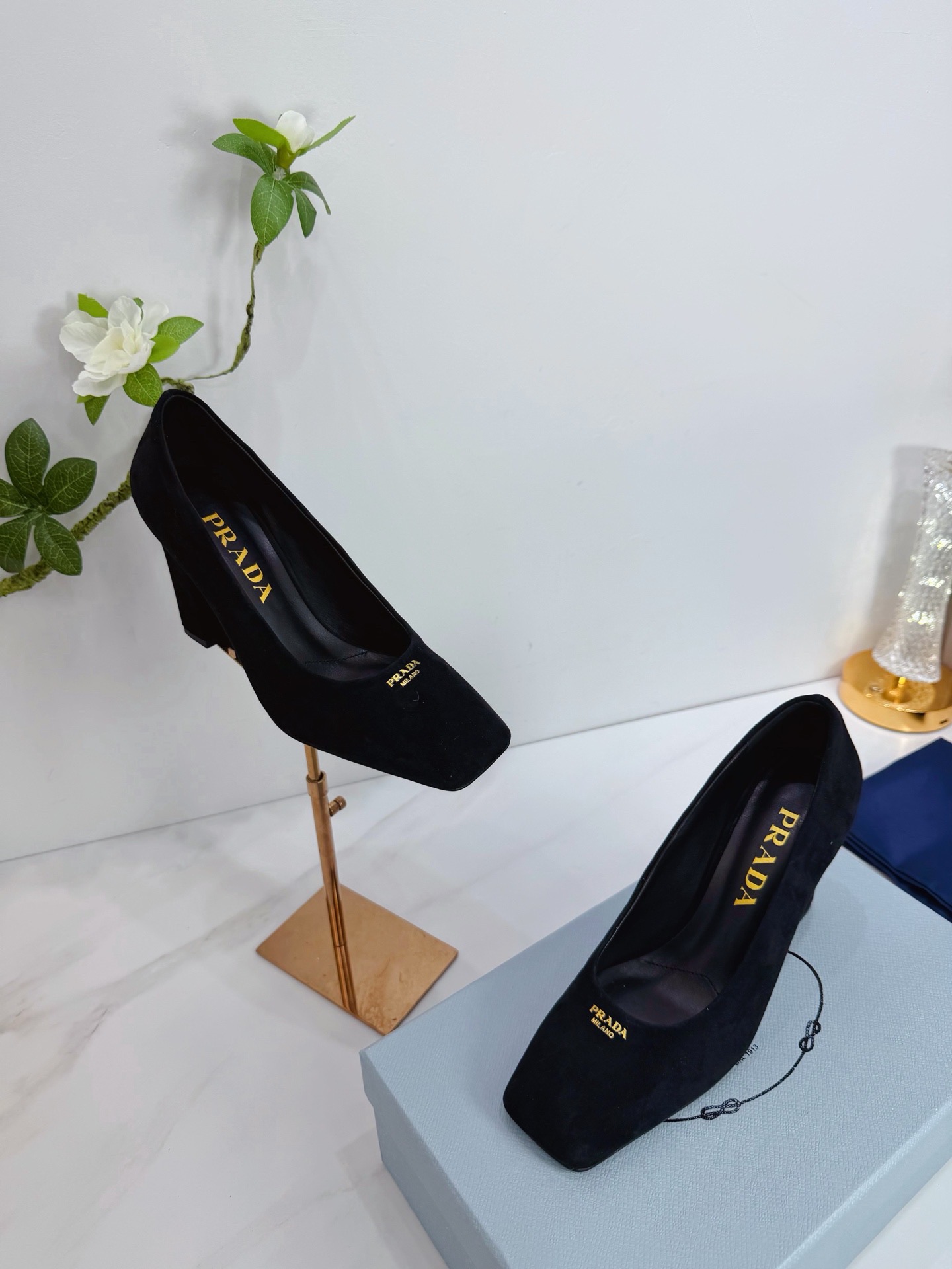 Туфли женские Prada из натуральной замши чёрного цвета